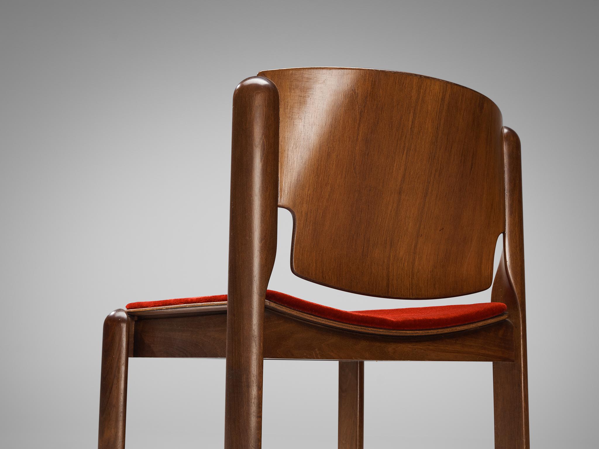 Mid-Century Modern Vico Magistretti pour Cassina - Ensemble de huit chaises en velours rouge et noyer en vente