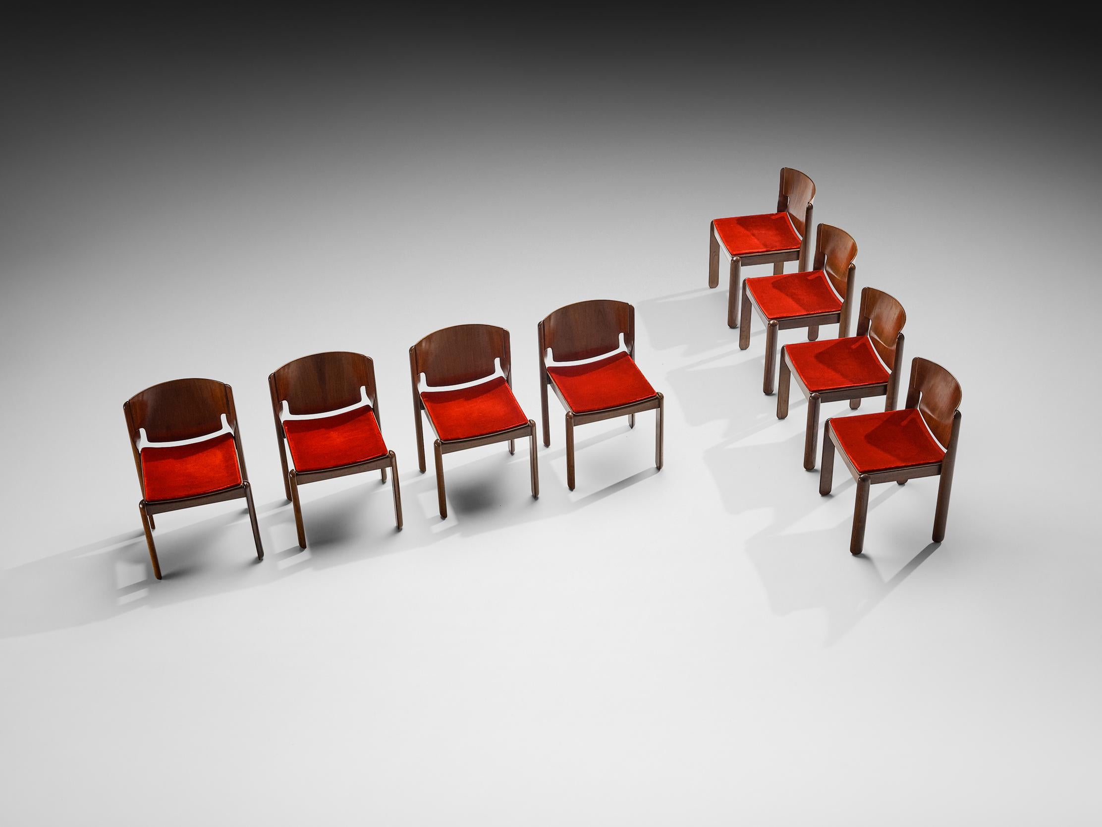 Vico Magistretti per Cassina Set di otto sedie in velluto rosso e noce In condizioni buone in vendita a Waalwijk, NL