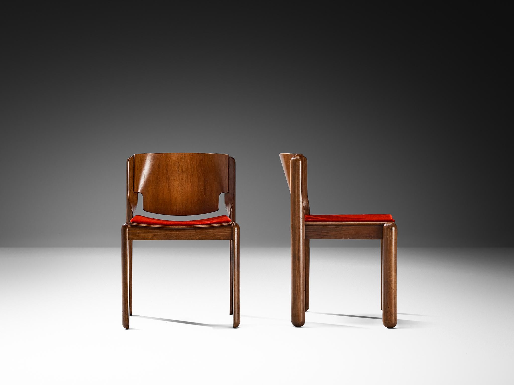 Metà XX secolo Vico Magistretti per Cassina Set di otto sedie in velluto rosso e noce in vendita