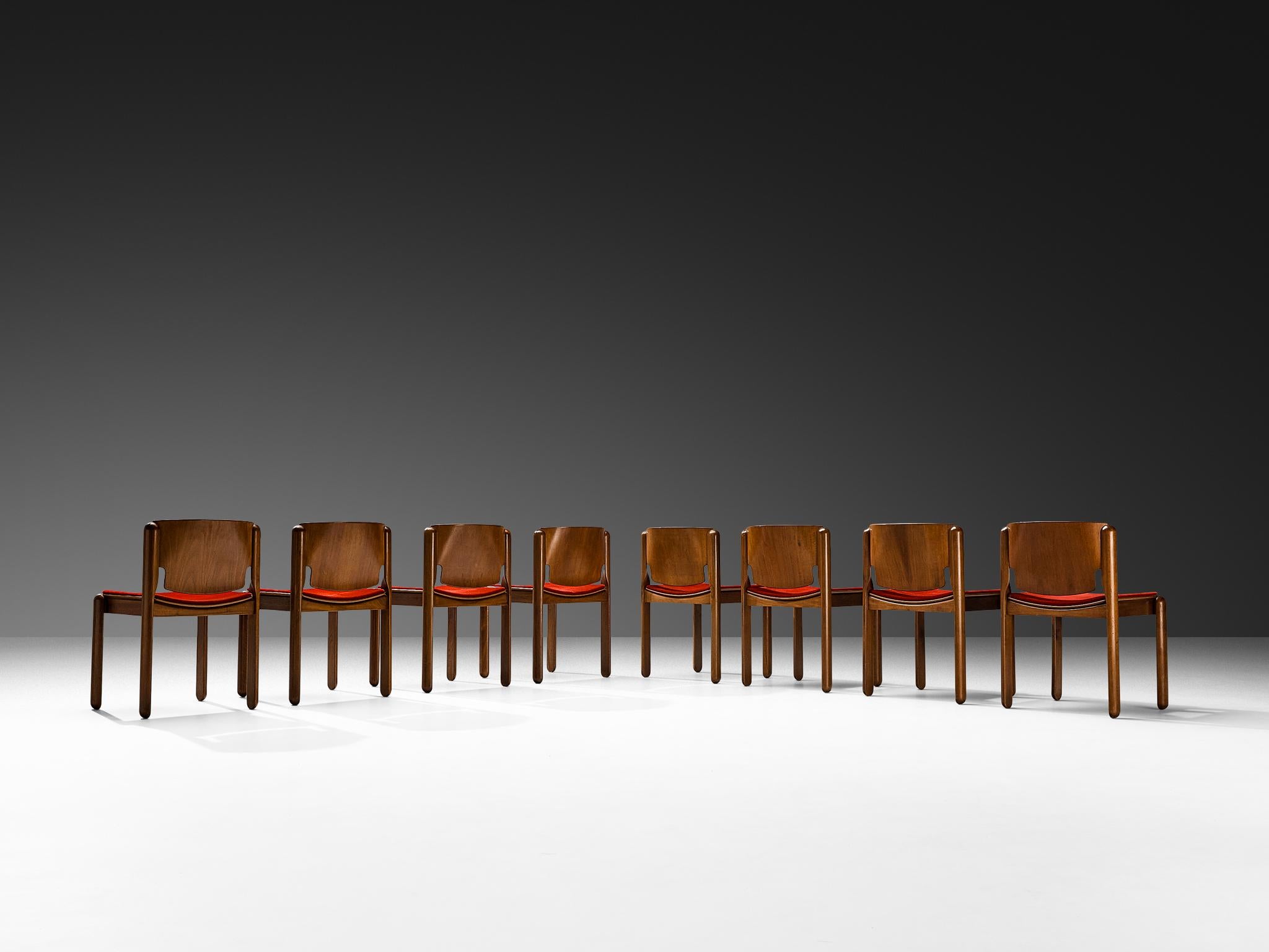 Vico Magistretti per Cassina Set di otto sedie in velluto rosso e noce in vendita 1