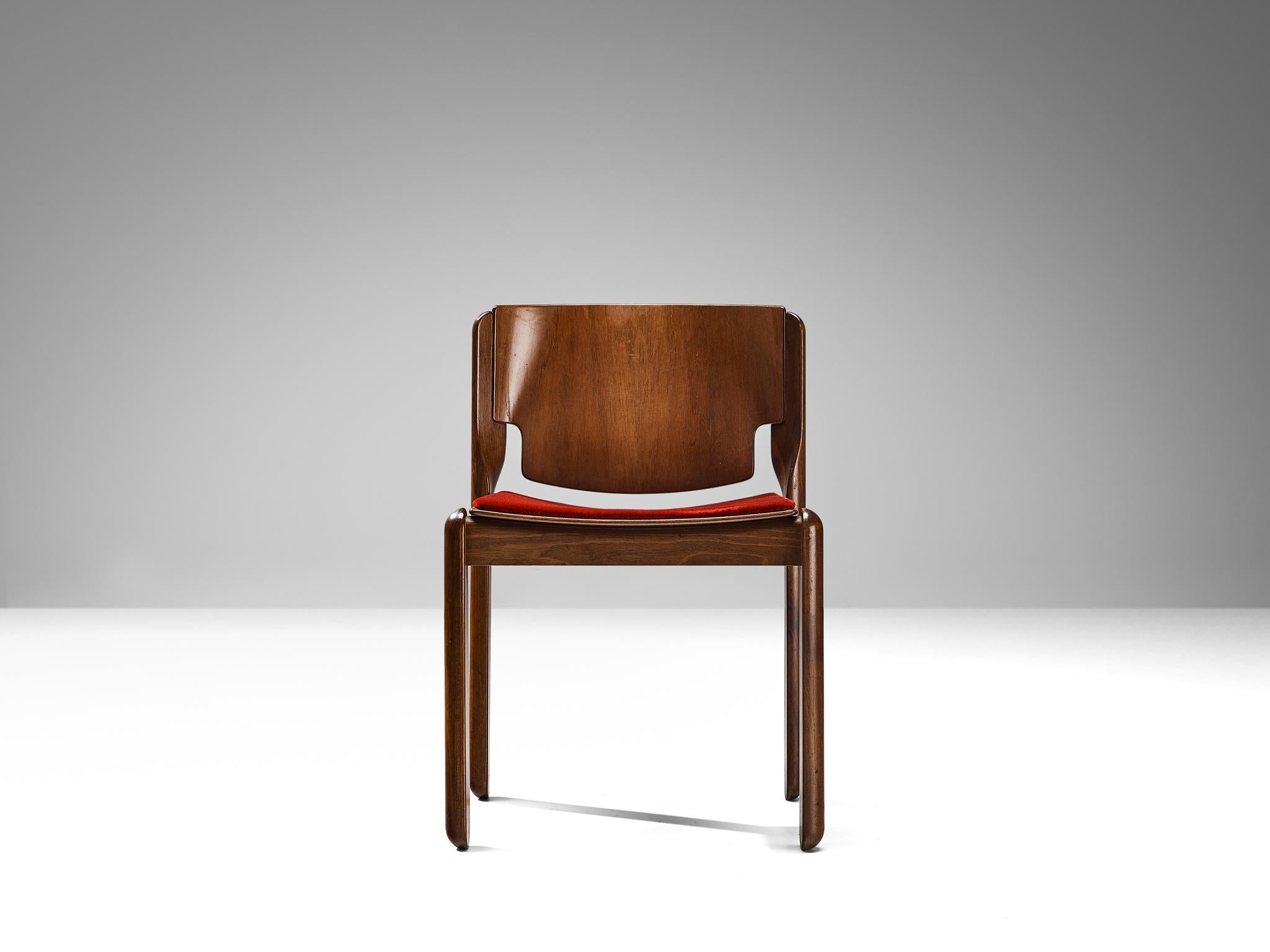 Vico Magistretti pour Cassina - Ensemble de huit chaises en velours rouge et noyer en vente 1