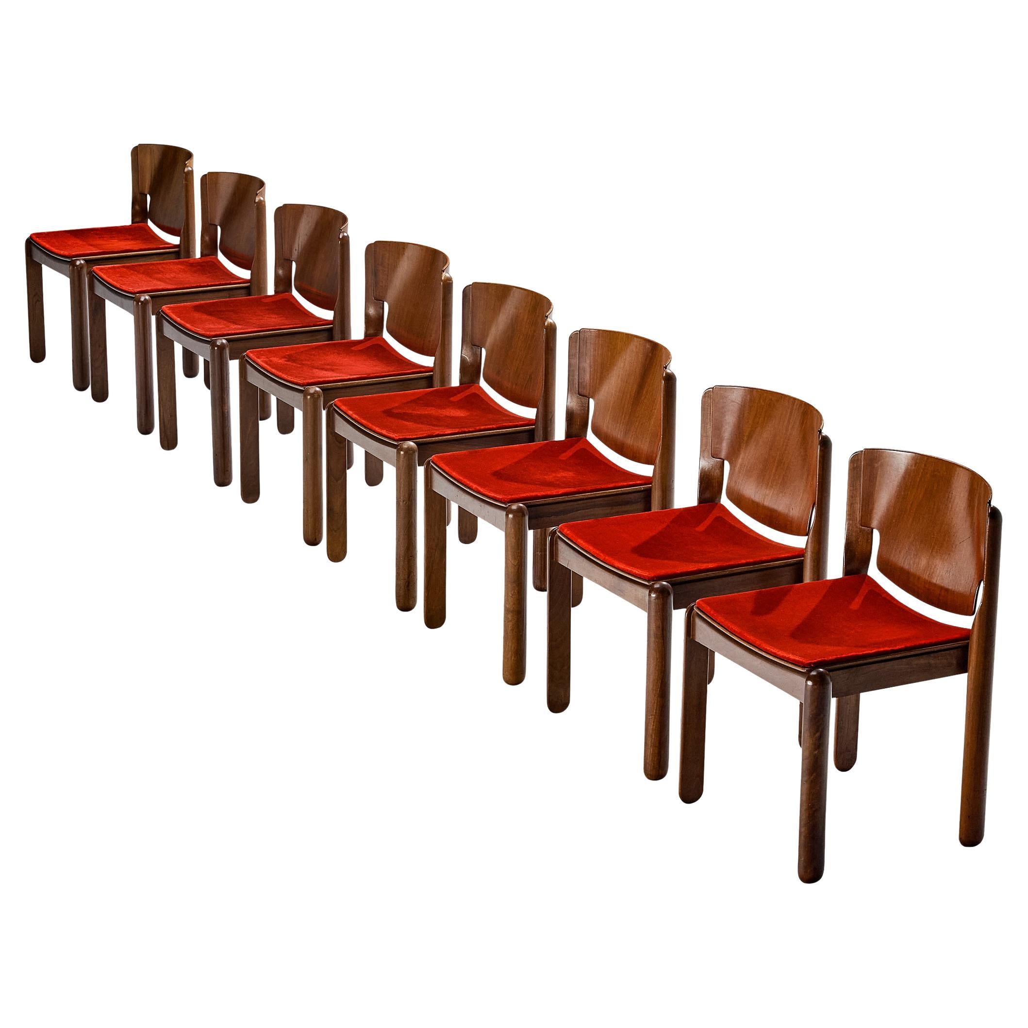 Vico Magistretti per Cassina Set di otto sedie in velluto rosso e noce in vendita