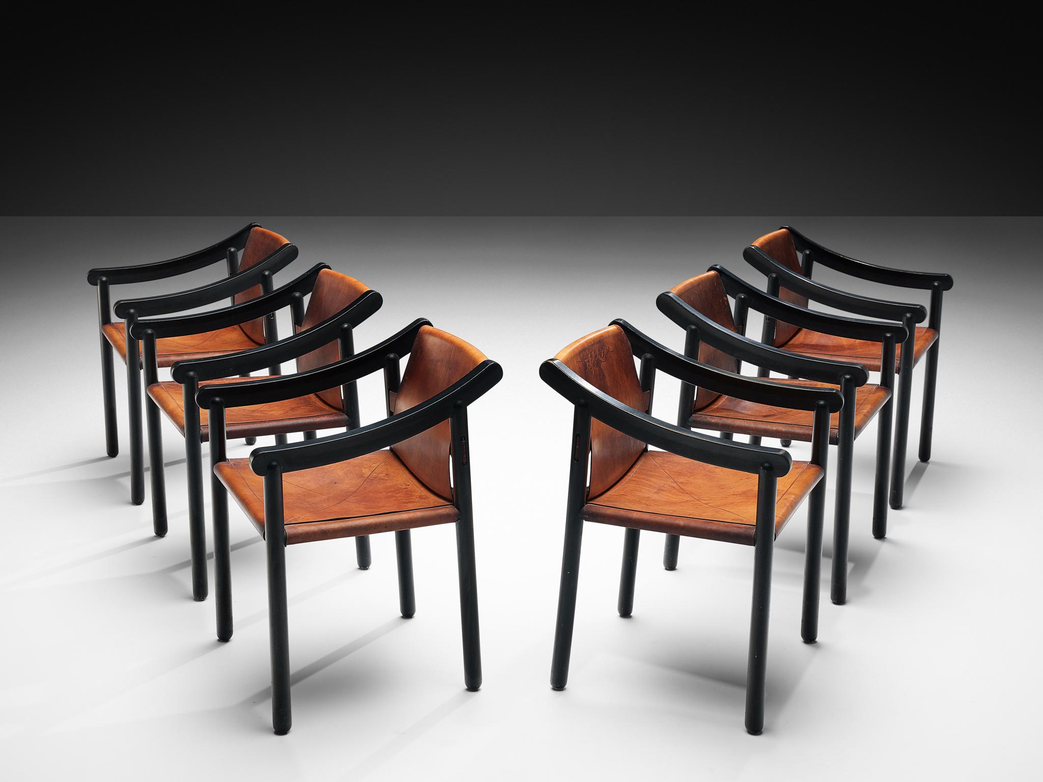 Vico Magistretti für Figli Di Amedeo Cassina, Satz von sechs Sesseln, Modell '905', Leder, lackiertes Holz, Italien, 1964

Diese von Vico Magistretti entworfene und von Figli Di Amedeo Cassina hergestellte frühe Version des berühmten Modells 905 ist