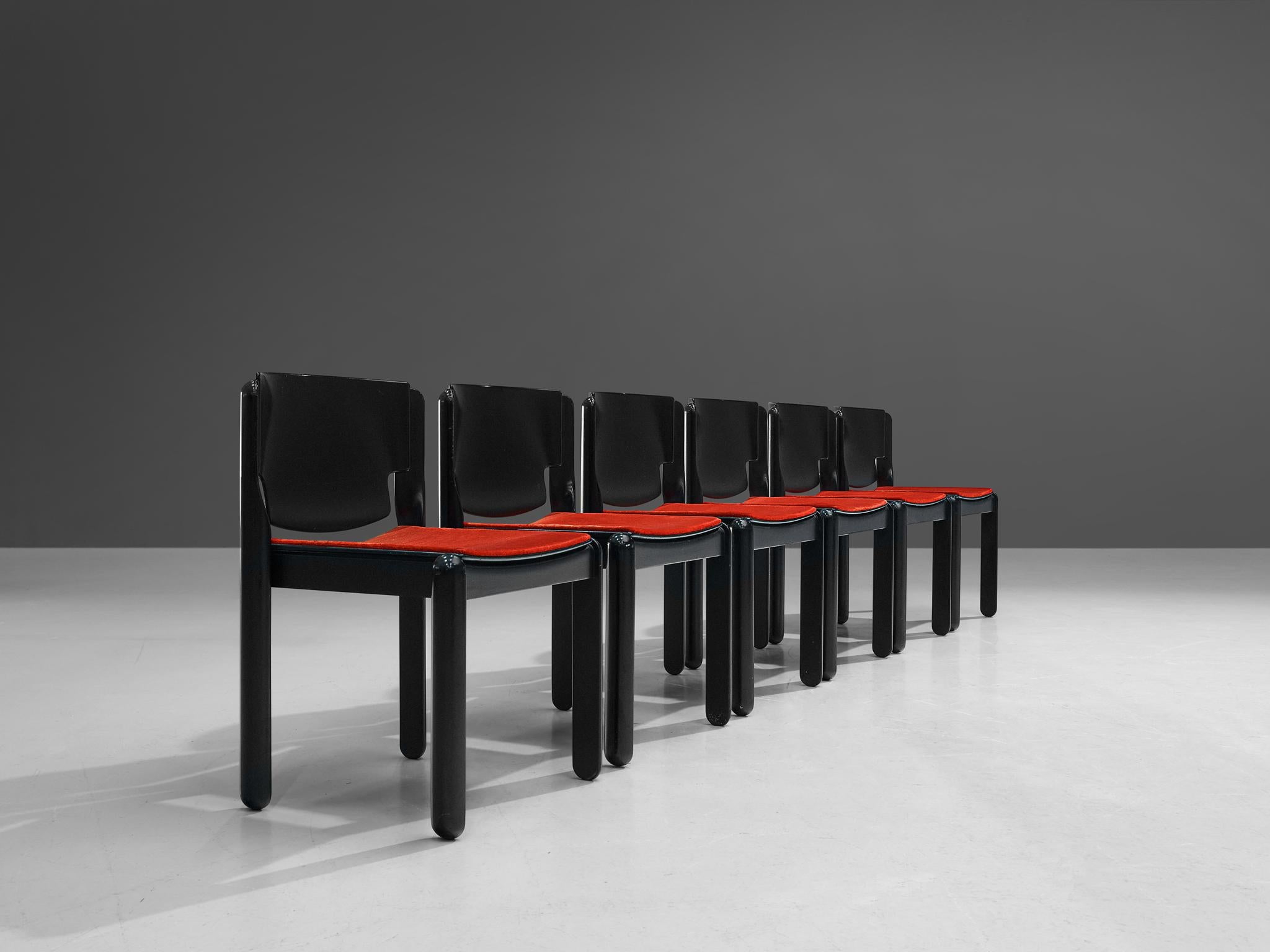 Vico Magistretti for Cassina, set of six chairs model '122', curved plywood, red velvet, Italy, 1967

This Italian set features a remarkable sculpted back that is beautifully curved on both sides, resulting in an expansion at the bottom. The half