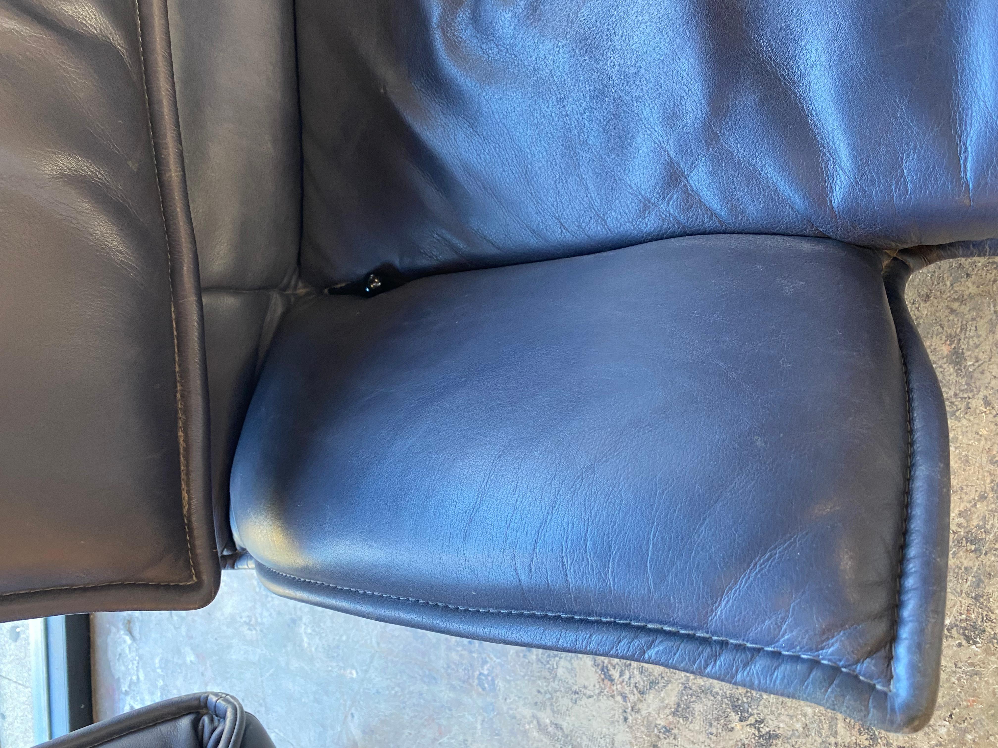 Vico Magistretti for Cassina Veranda Lounge Chair in Blue Leather In Good Condition In Los Angeles, CA