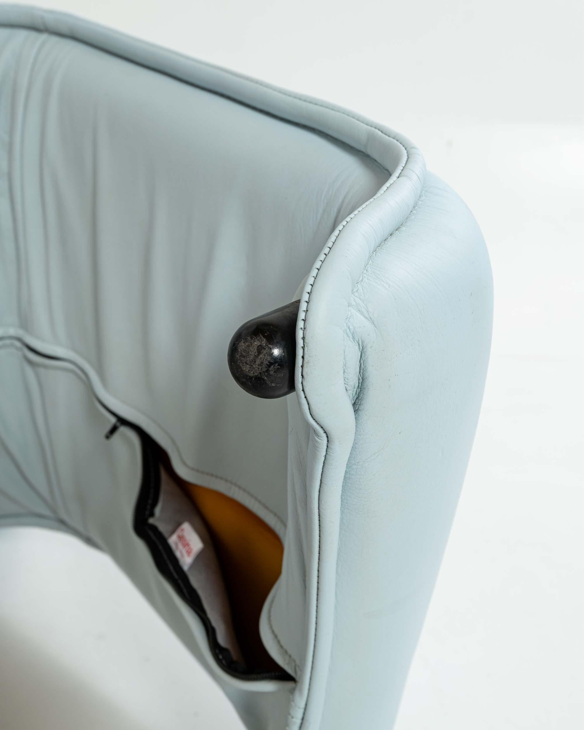 Vico Magistretti for Cassina Veranda Lounge Chair in Original Baby Blue Leather For Sale 8