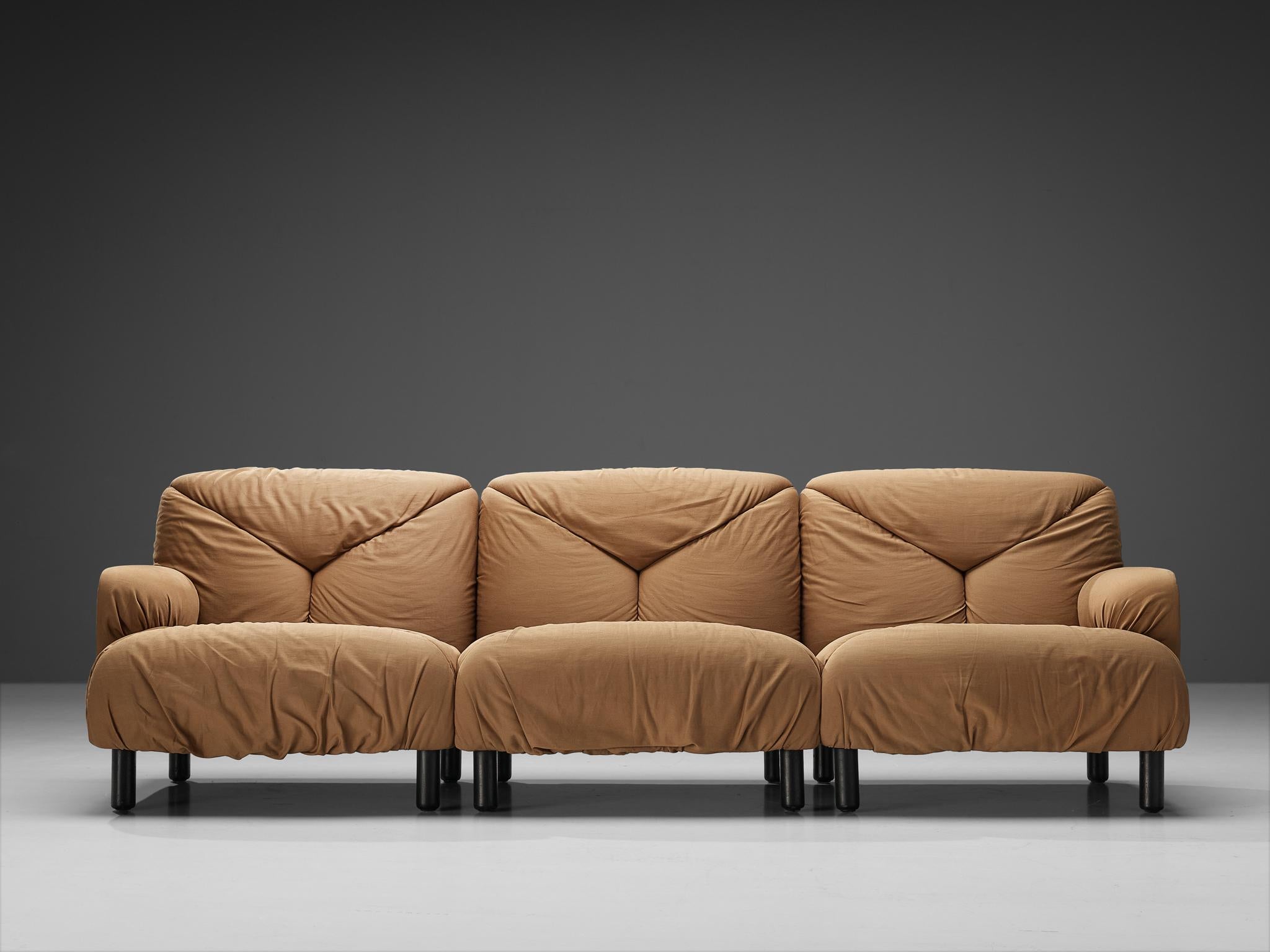 Vico Magistretti für De Padova 'Davis' Sofa in Kamelbeige mit Polsterung  (Moderne der Mitte des Jahrhunderts) im Angebot