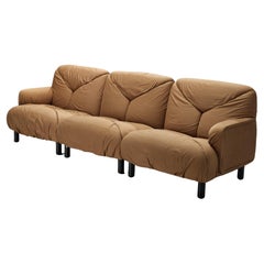 Sofa Davis de Vico Magistretti pour De Padova en tissu beige camel 