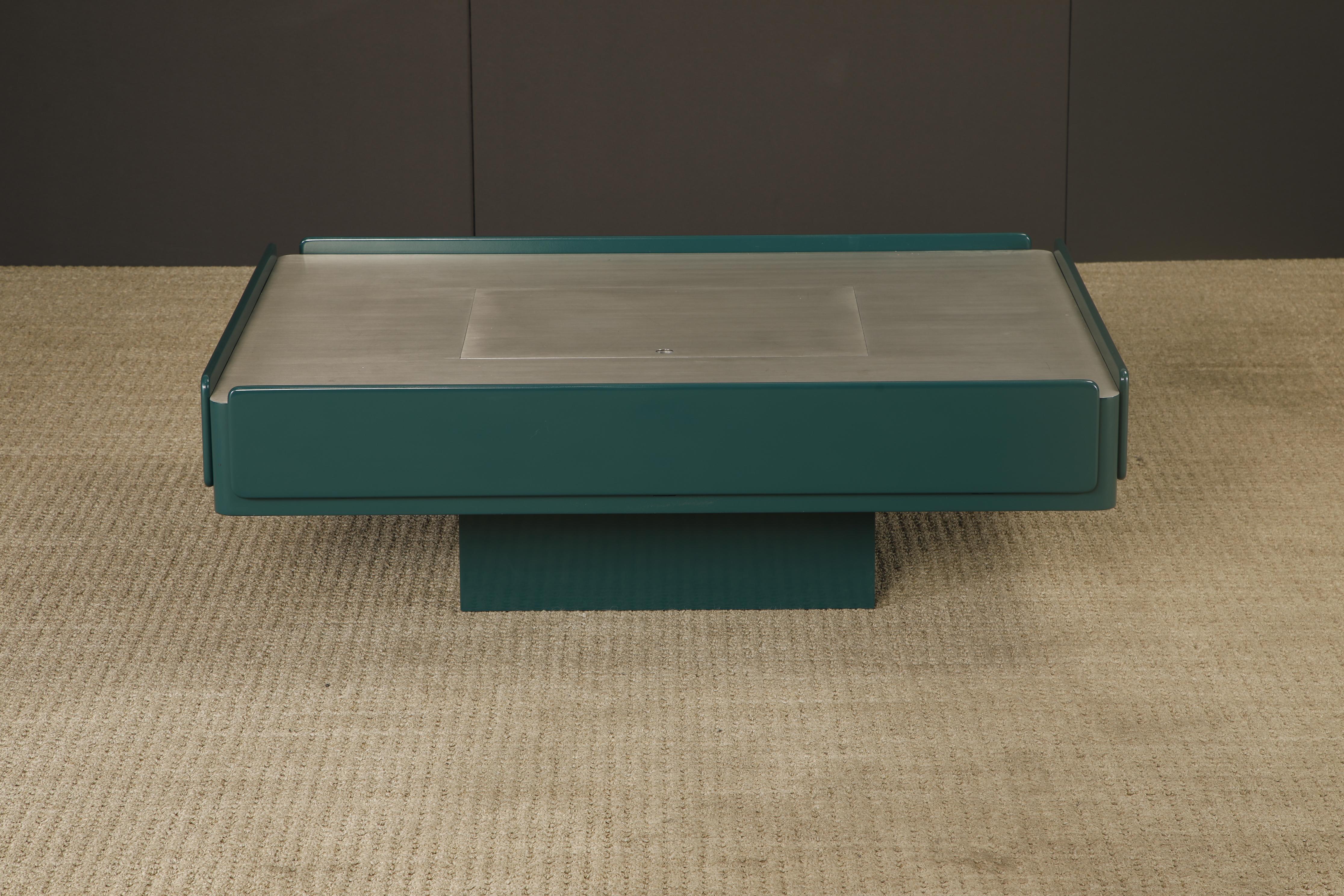 Elegante, architettonico e altamente funzionale, questo tavolino 