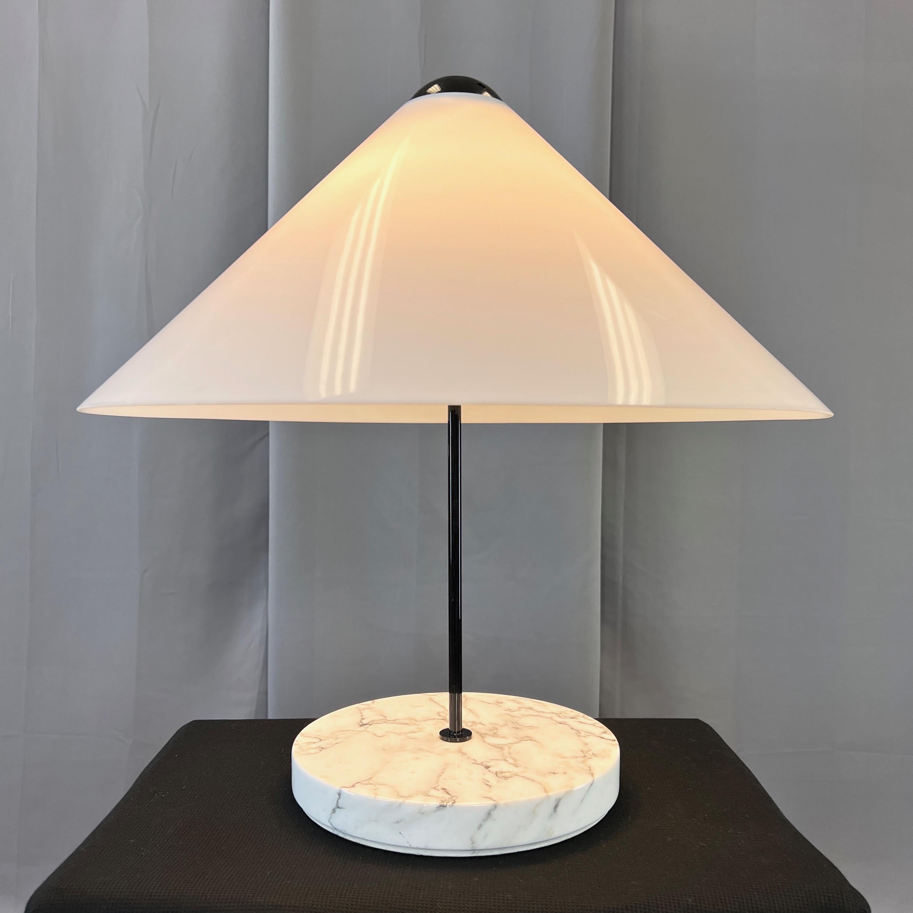 Vico Magistretti pour Oluce Snow Table Lamp, 1973 en vente 6