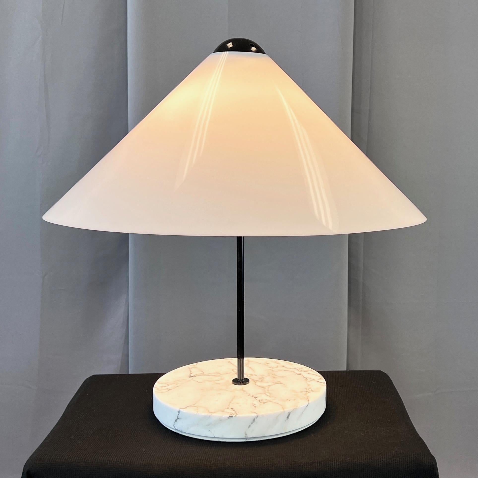 Postmoderne Vico Magistretti pour Oluce Snow Table Lamp, 1973 en vente