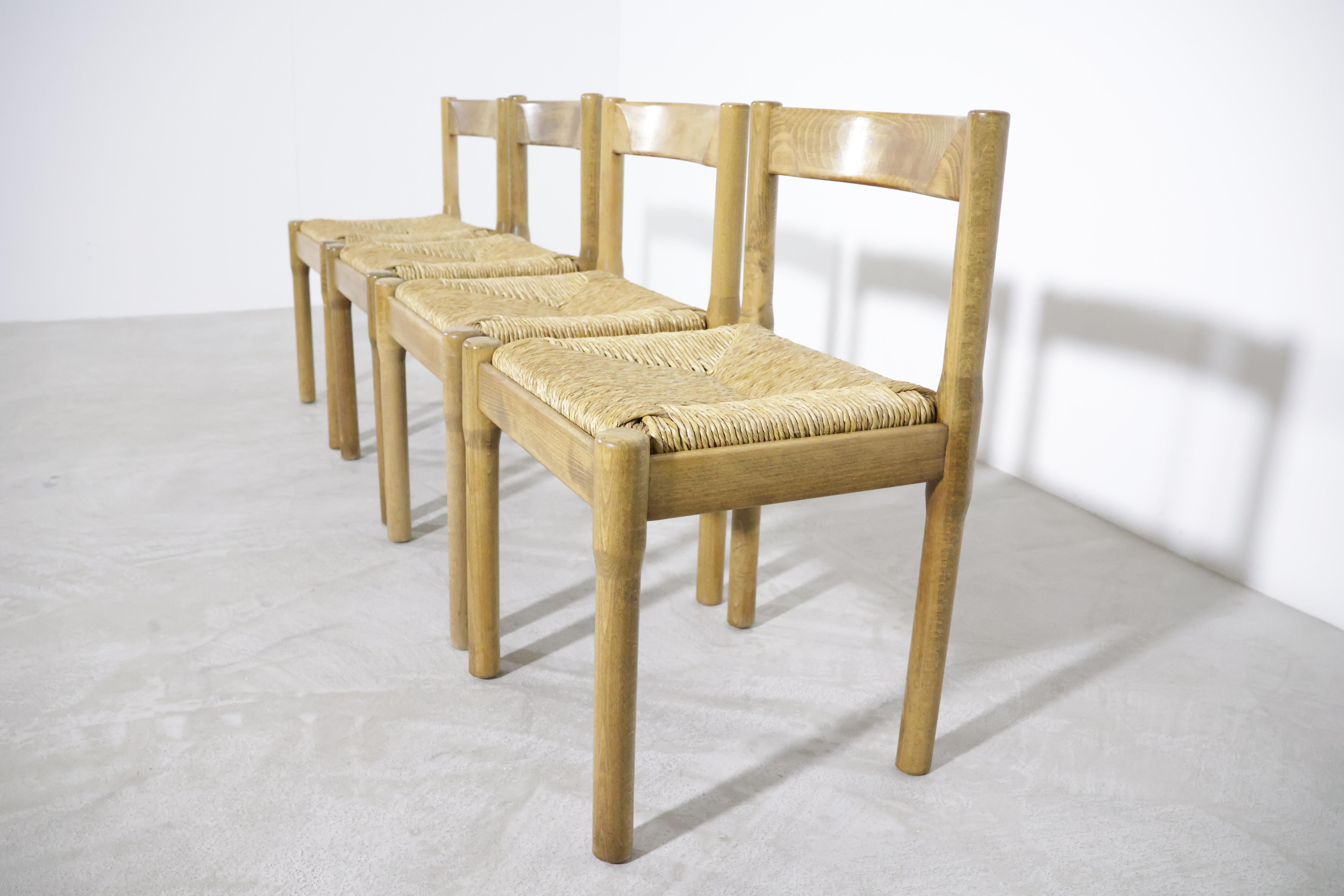 Vico Magistretti 'Carimate' dining chairs produced by Mario Luigi Comi 1960s For Sale 3
