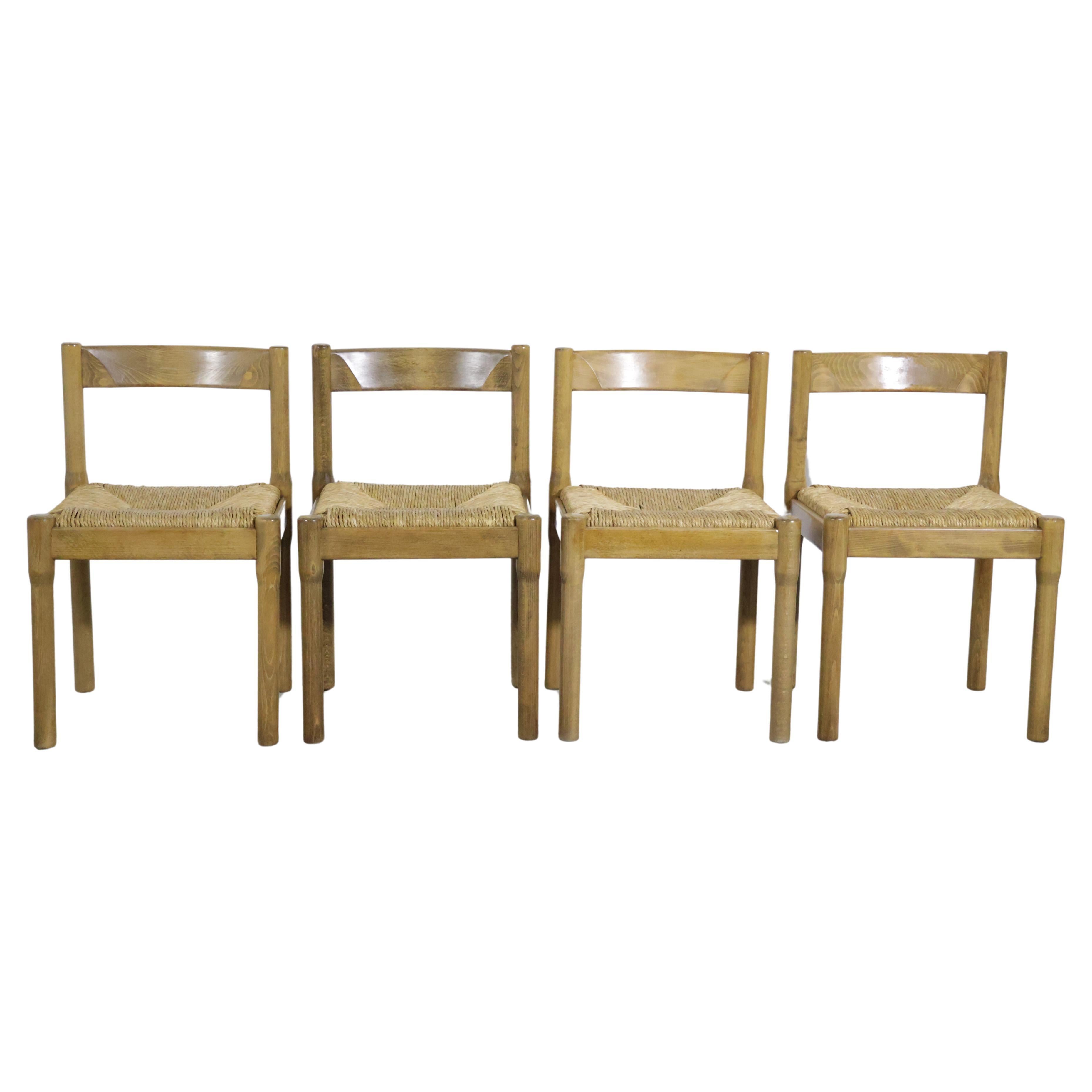 Vico Magistretti 'Carimate' dining chairs produced by Mario Luigi Comi 1960s For Sale