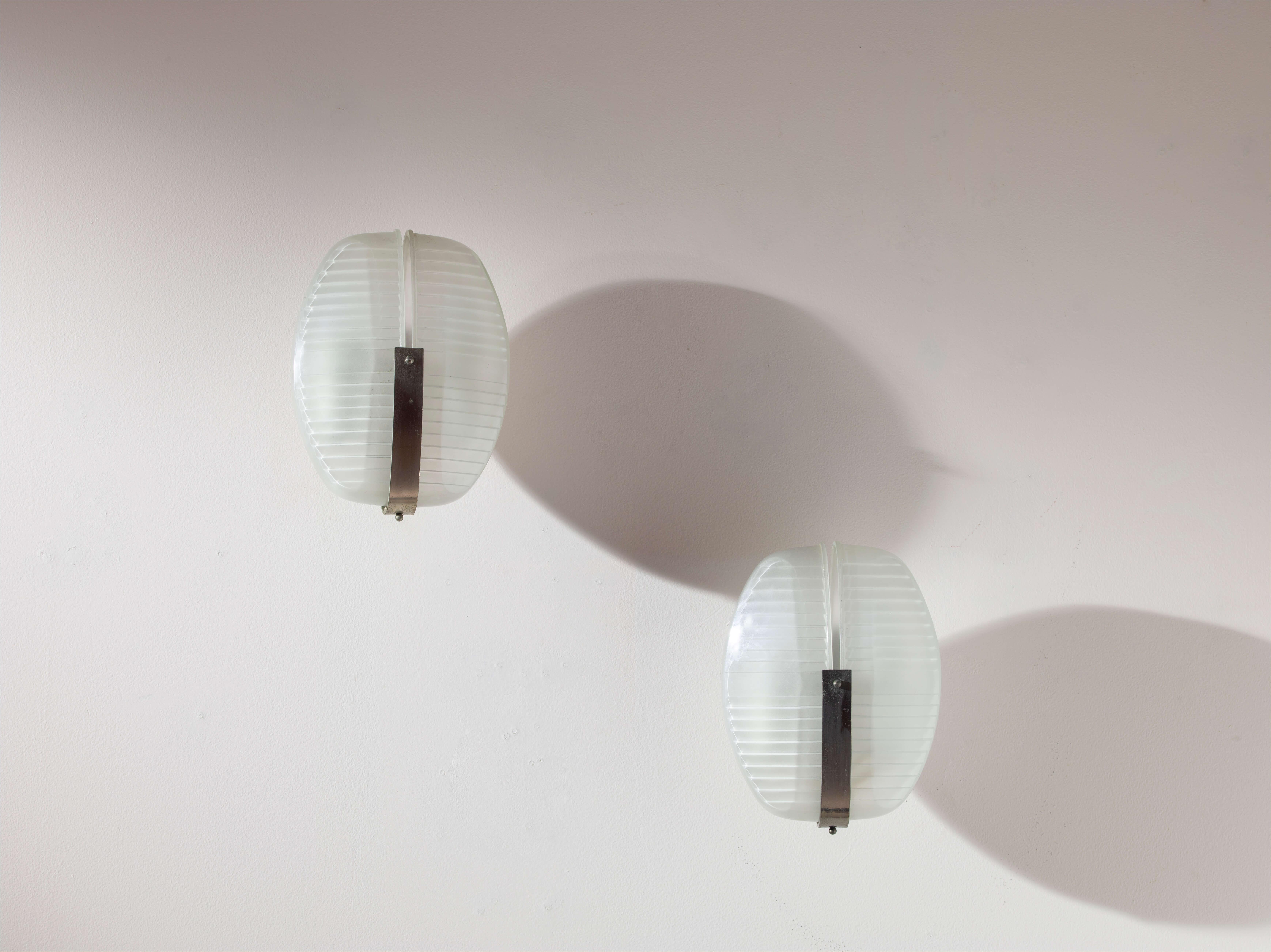 Pair of wall lights in metal and frosted glass, model Lambda, produced by Artemide, designed by Vico Magistretti, Italy, 1960s

A pair of wall lights that blend the delicate charm of glass with the stability and durability of metal. The latter