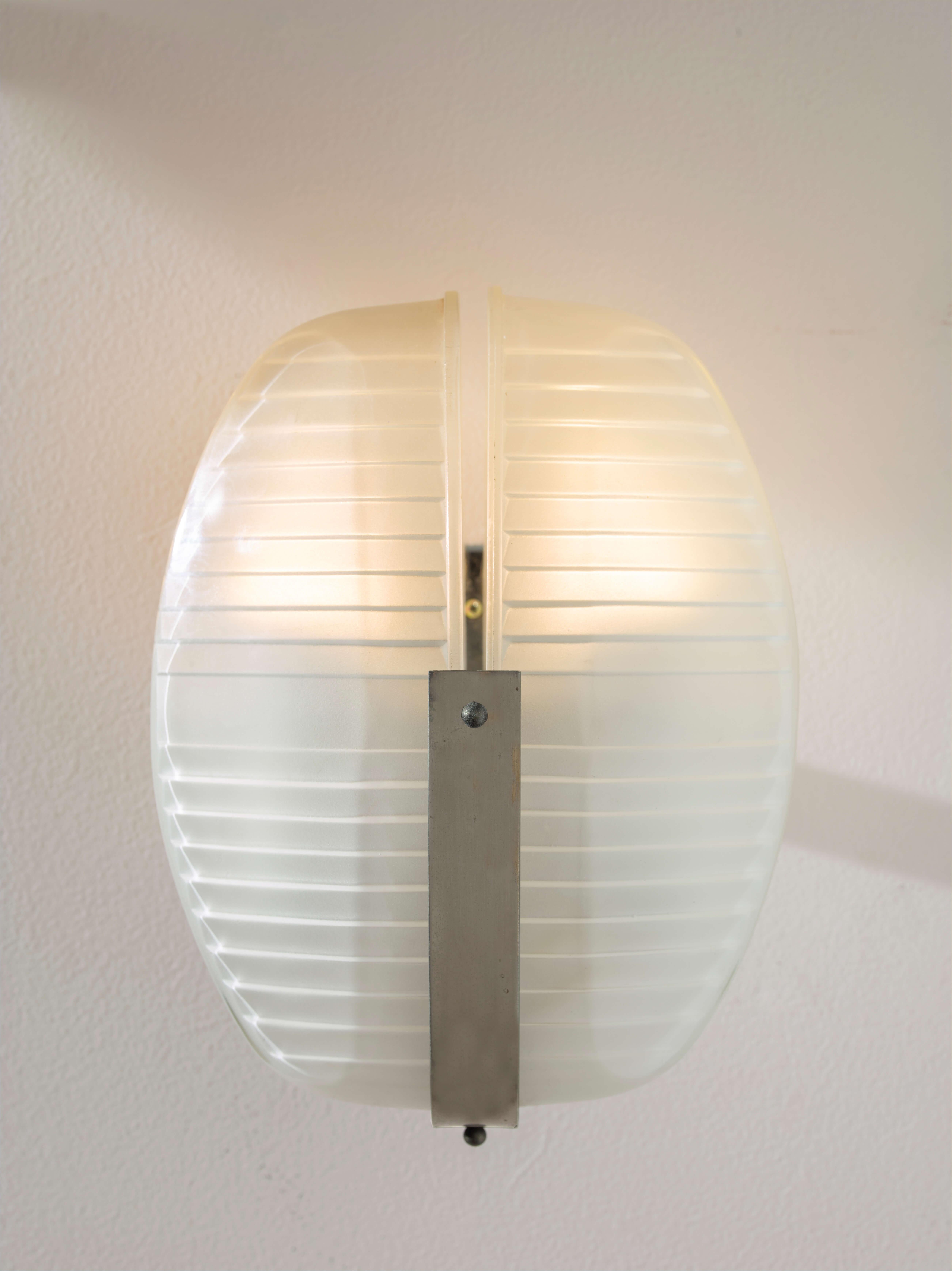 Vico Magistretti glass and metal Lambda wall lights produced by Artemide, Italy In Good Condition In Chiavari, Liguria
