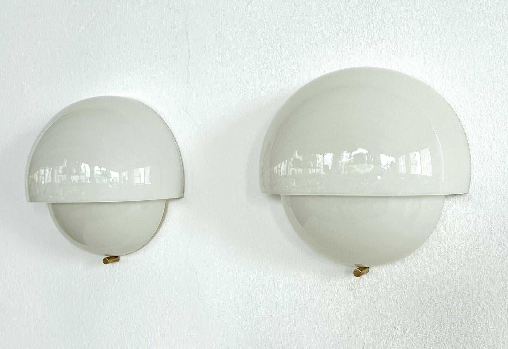 Vico Magistretti 'Grande Mania' Italian Wall Sconces for Artemide, 1963

Gorgeous pair of glass wall sconces in the shape of mushrooms, designed by Vico Magistretti in 1963 and produced by Artemide, Italy.
This is the big size version.
Both wall