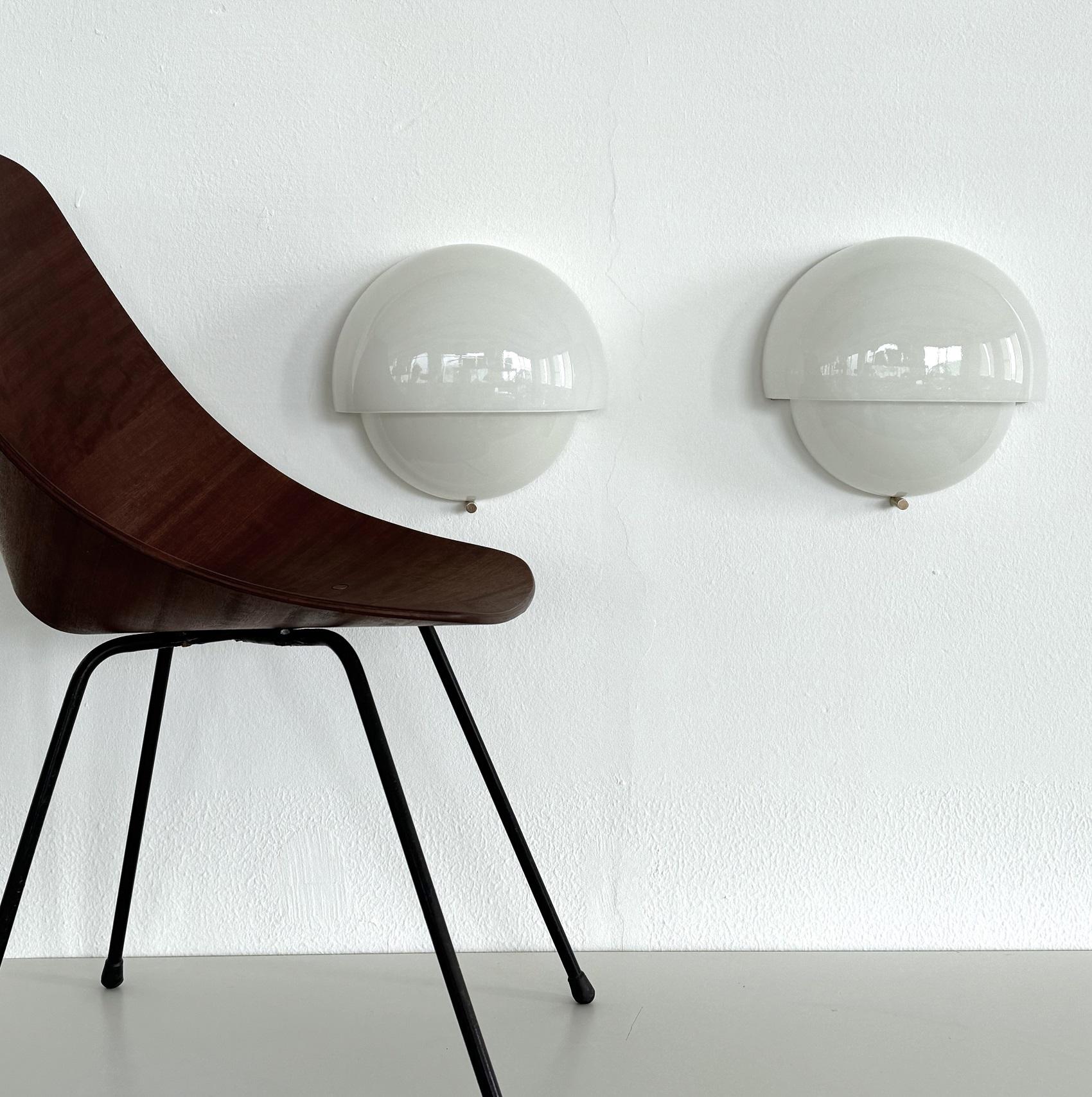 Vico Magistretti 'Grande Mania' Italian Wall Sconces for Artemide, 1963

Gorgeous pair of glass wall sconces in the shape of mushrooms, designed by Vico Magistretti in 1963 and produced by Artemide, Italy.
This is the big size version.
Both wall