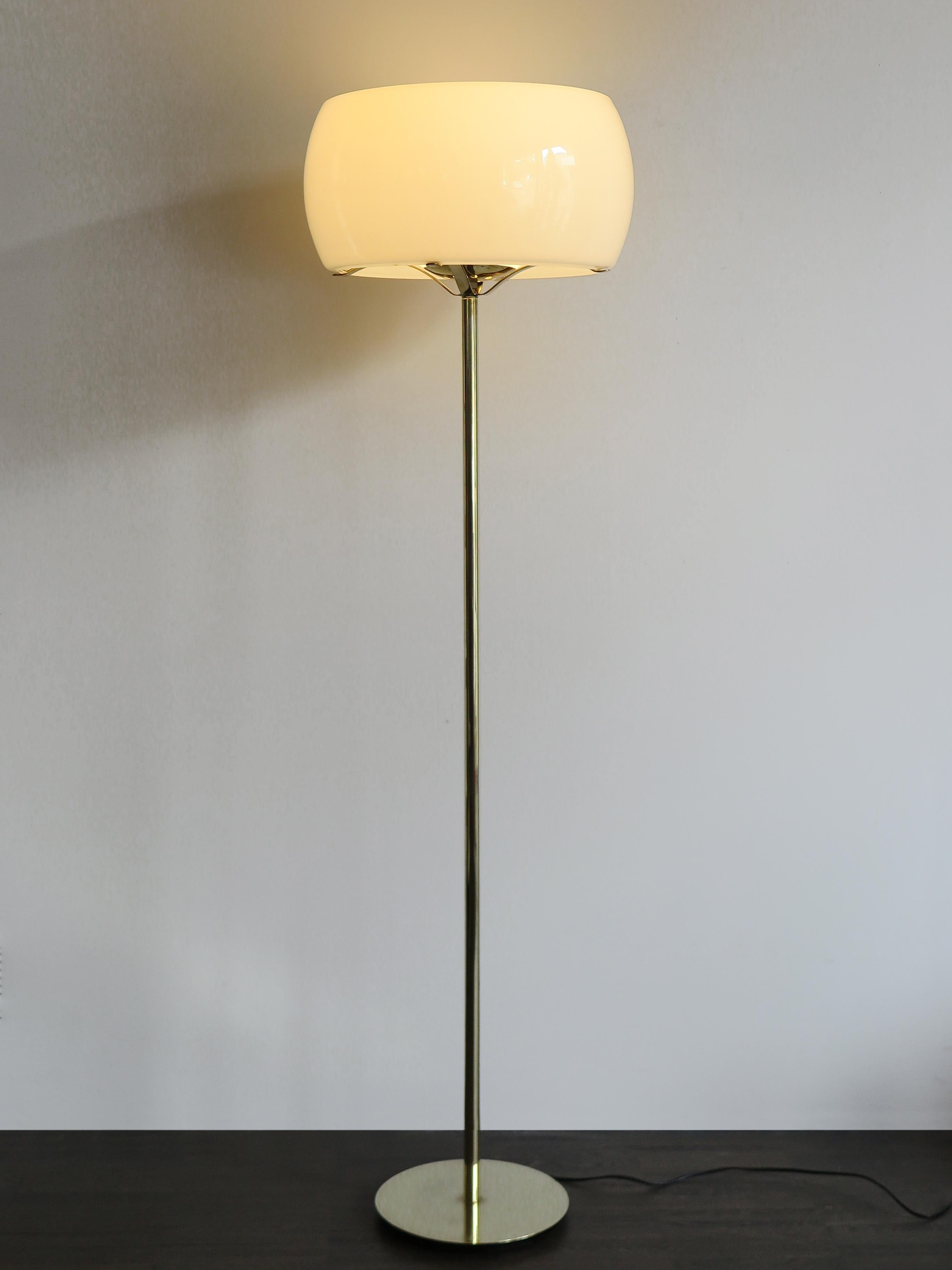 Italian midcentury modern design floor lamp model “Clitunno” large version, designed by Vico Magistretti for Artemide in 1964,
stem and structure in brass and diffuser in white opaline glass, 1960s
Bibliography:
G. Gramigna, 1950/2000 Italian
