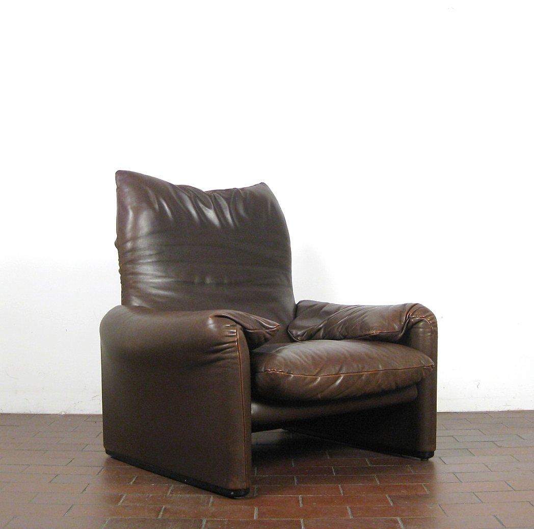 Vico Magistretti, lounge chair model Maralunga and produced by Cassina in Italy. Designed 1973. Heavy construction with adjustable headrest. Covers made of dark brown, patinated leather. Traces of wear commensurate with age, patina on leather, some