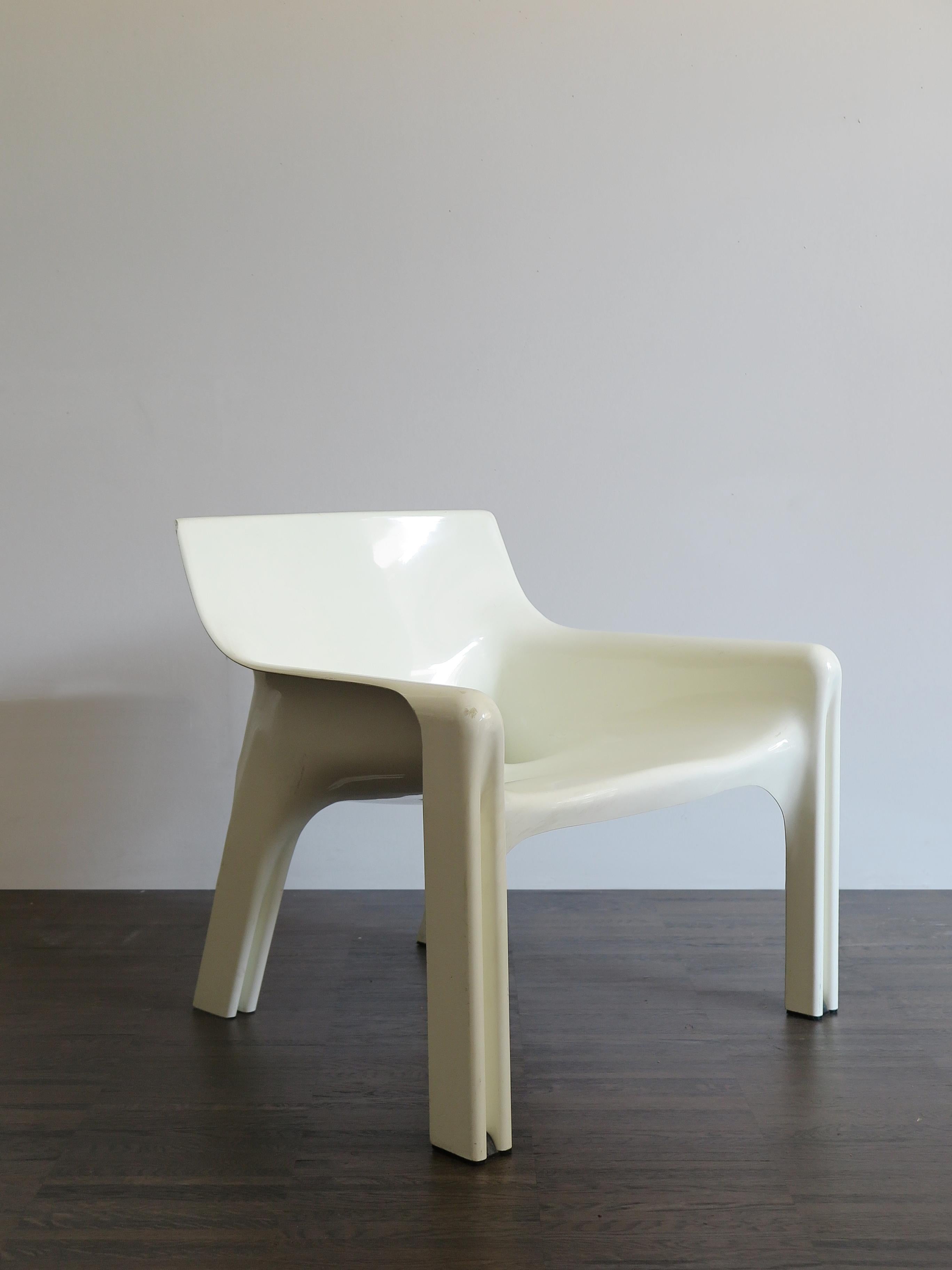 Italian plastic armchair model Vicario designed by Vico Magistretti for Artemide Milano, 1970s
Signed below.

Please note that the item is original of the period and this shows normal signs of age and use.