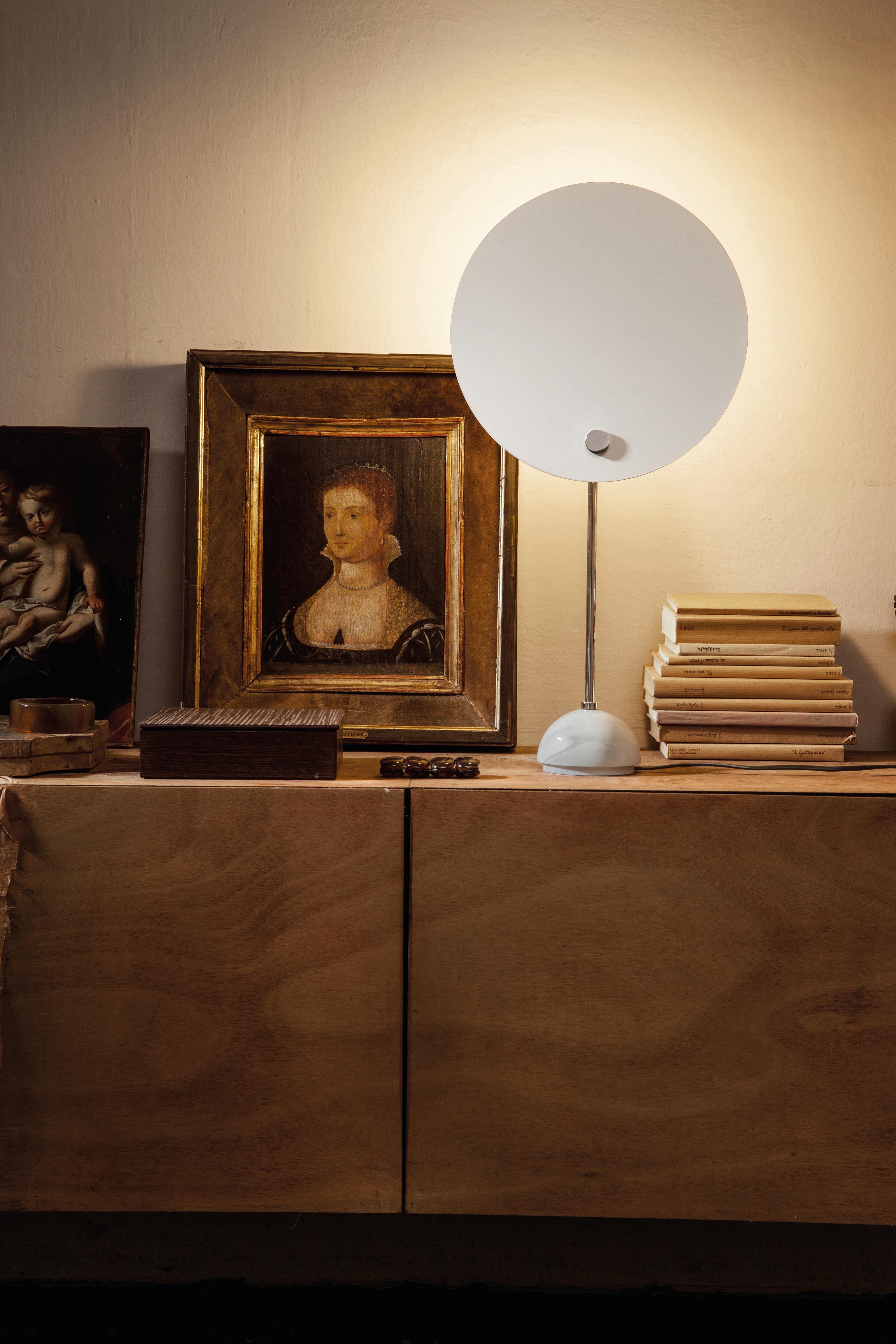 Lampe de table 'Kuta' de Vico Magistretti pour Nemo en blanc.

Une lampe de table avec un réflecteur circulaire exécuté en aluminium, ce design astucieux donne l'effet d'une éclipse solaire. Présentant un écran circulaire peint en blanc ou en noir