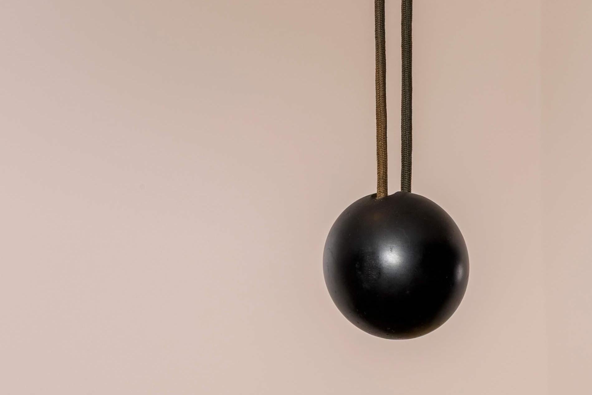 Vico Magistretti, “L’Impiccato” ceiling lamp for Artemide, Italy, 1972 In condizioni buone in vendita a Chiavari, Liguria