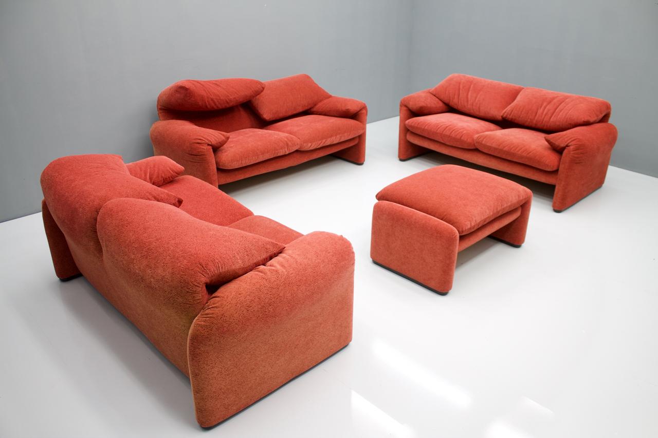 Beautiful living room set of 3 Maralunga 2-seat sofa and a stool, design Vivco Magistretti 1973 for Cassina.
The group was re-upholstery in red fabric about 3 years ago and is in a very good condition. 

    