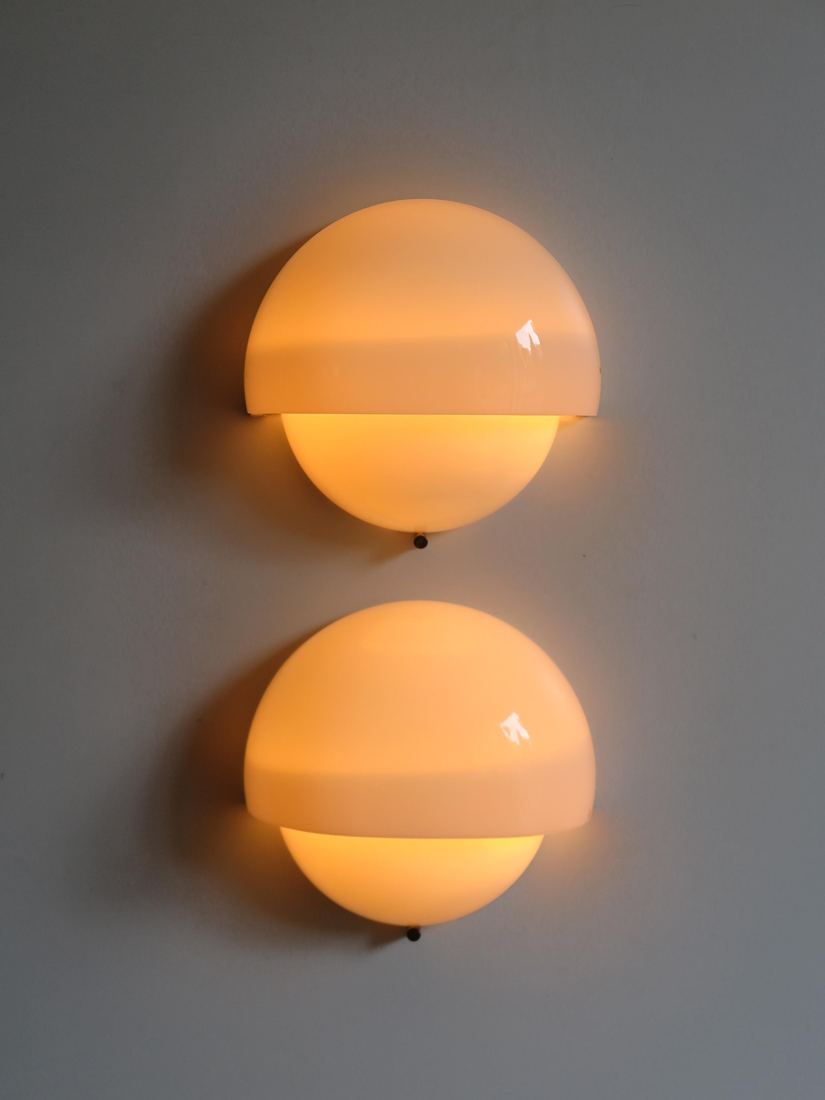 Set of two Italian sconces or wall lamps model Big Mania designed by italian designer Vico Magistretti for Artemide in 1963 model with large white opaline Murano glass and brass detail, 1960s
XIII Triennale.
Bibliography:
Repertorio del Design