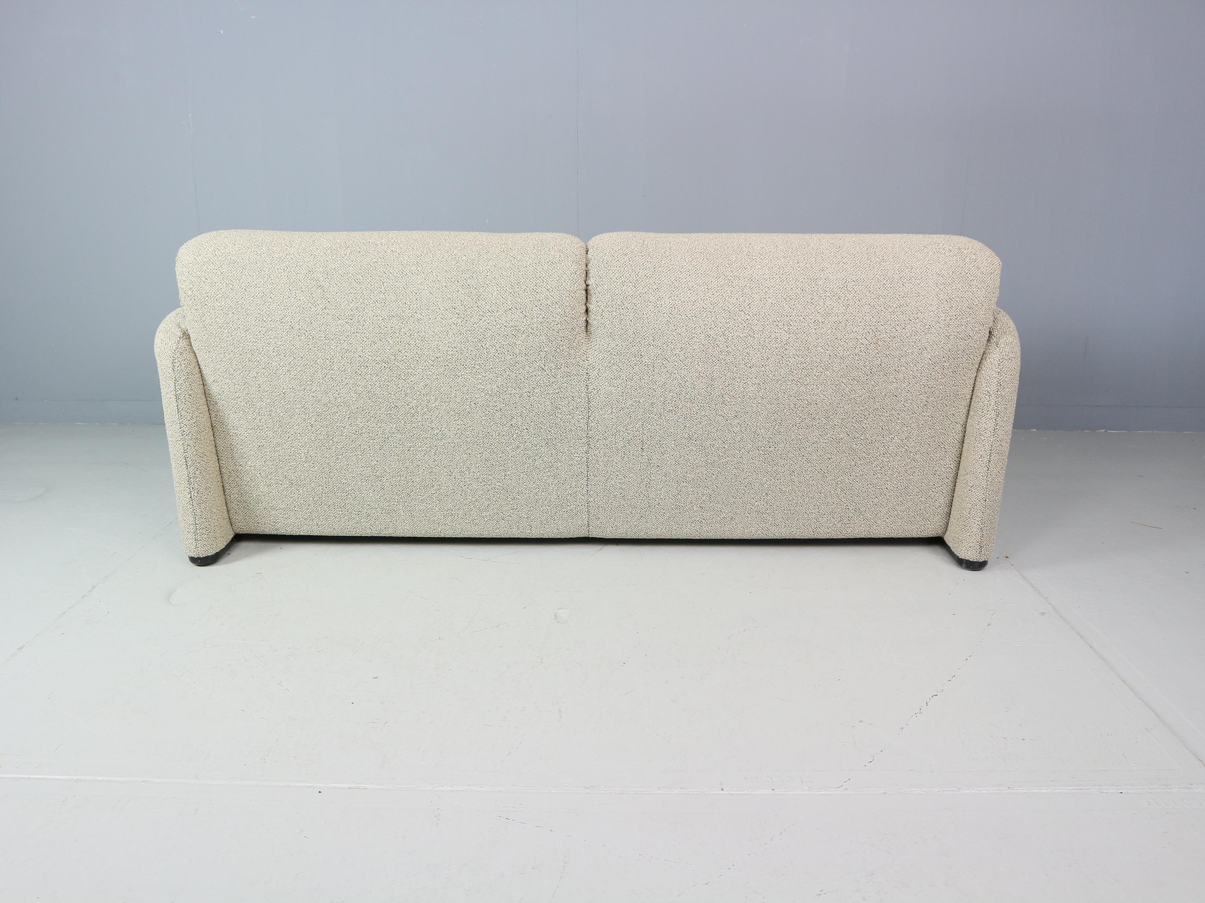Vico Magistretti „Maralunga“ 2- und ein halbsitziges, neu gepolstertes Sofa für Cassina im Angebot 4