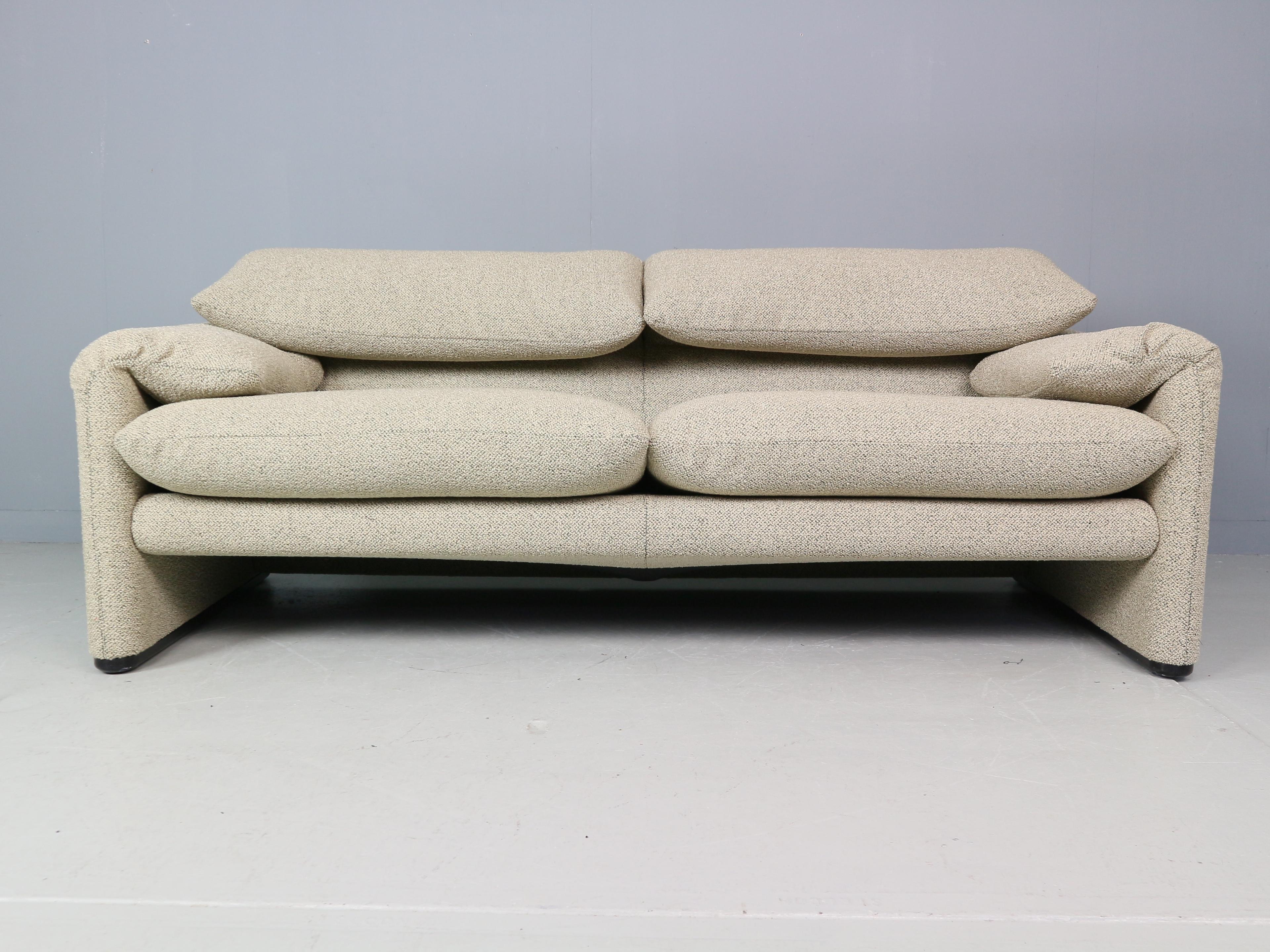 Wenn Sie den klassischen italienischen Stil suchen, sind Sie hier genau richtig!

Maralunga 2 und ein halbsitziges Sofa, 1973 von Vico Magistretti für Cassina entworfen. Dieses Sofa verfügt über klappbare Rückenkissen, die nach unten oder oben