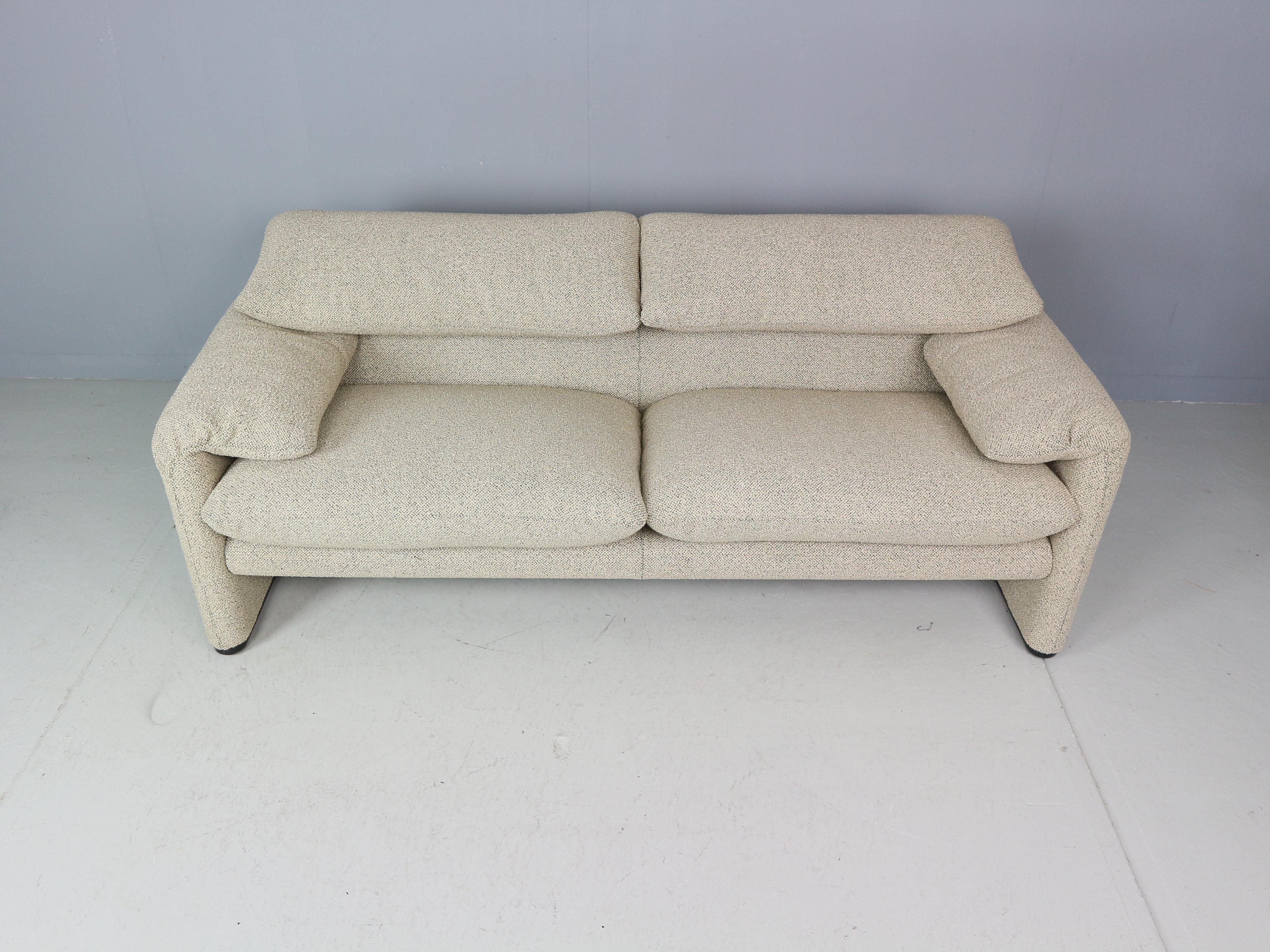 Vico Magistretti „Maralunga“ 2- und ein halbsitziges, neu gepolstertes Sofa für Cassina (Italienisch) im Angebot