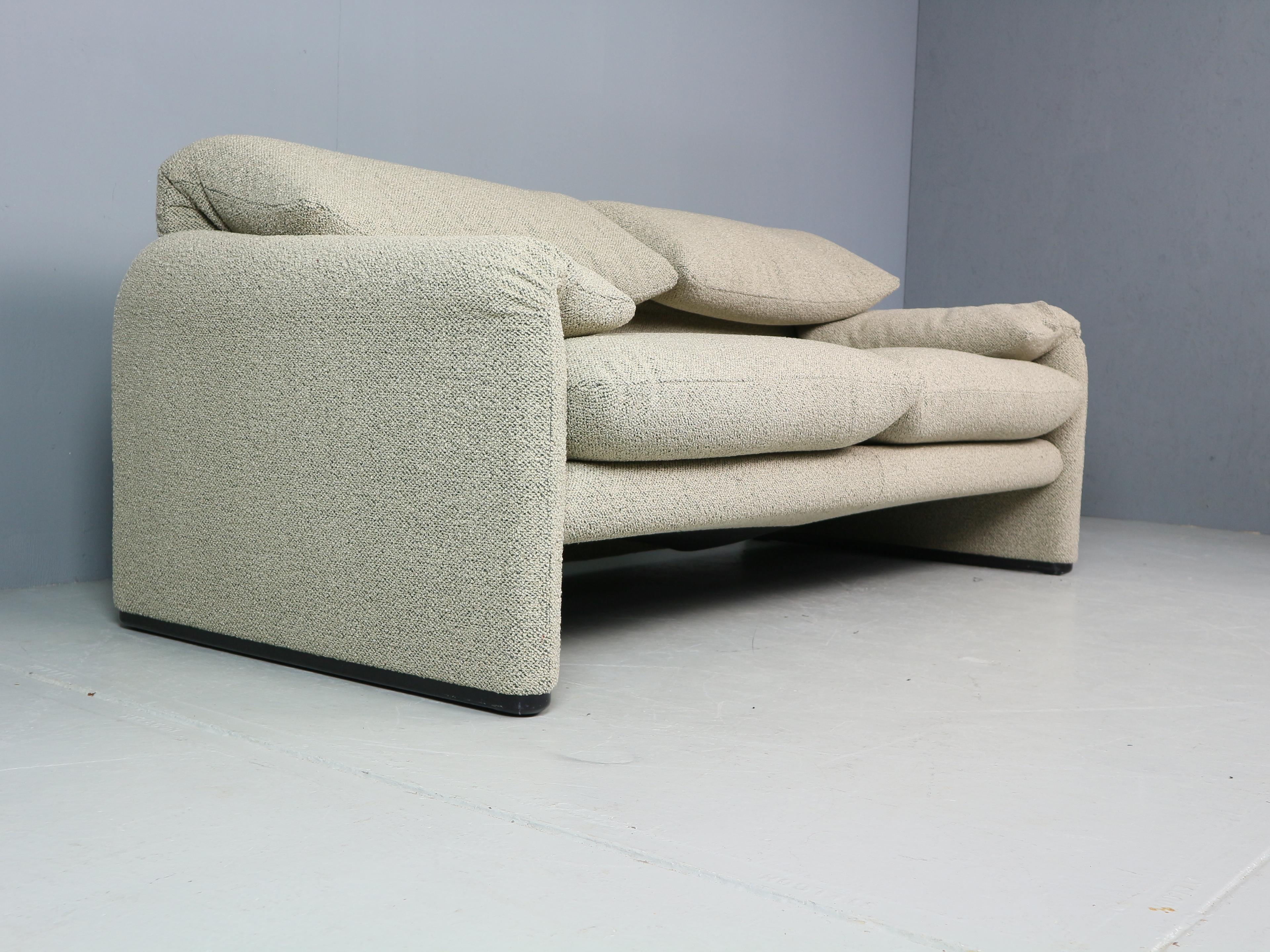Vico Magistretti „Maralunga“ 2- und ein halbsitziges, neu gepolstertes Sofa für Cassina (Ende des 20. Jahrhunderts) im Angebot