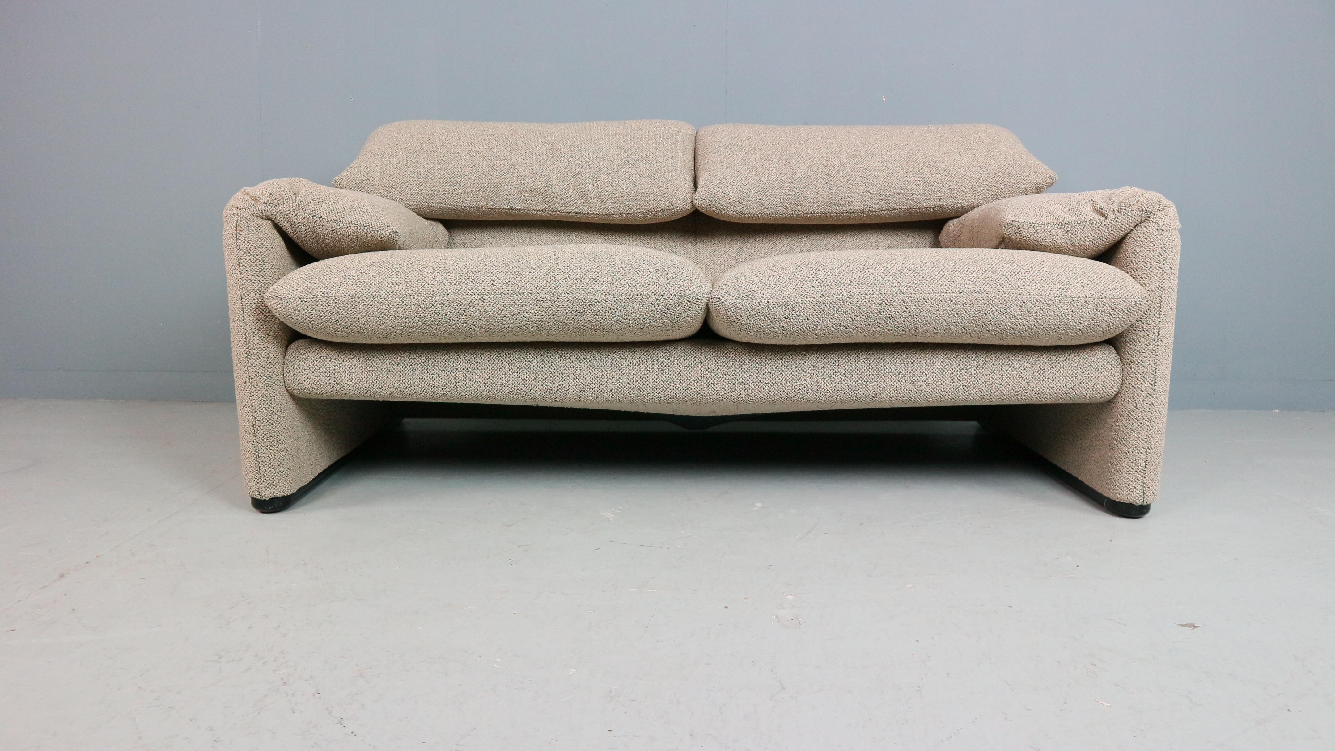 Wenn Sie den klassischen italienischen Stil suchen, sind Sie hier genau richtig!

Maralunga 2-sitziges Sofa, entworfen 1973 von Vico Magistretti für Cassina. Dieses Sofa verfügt über klappbare Rückenkissen, die nach unten oder oben geklappt werden