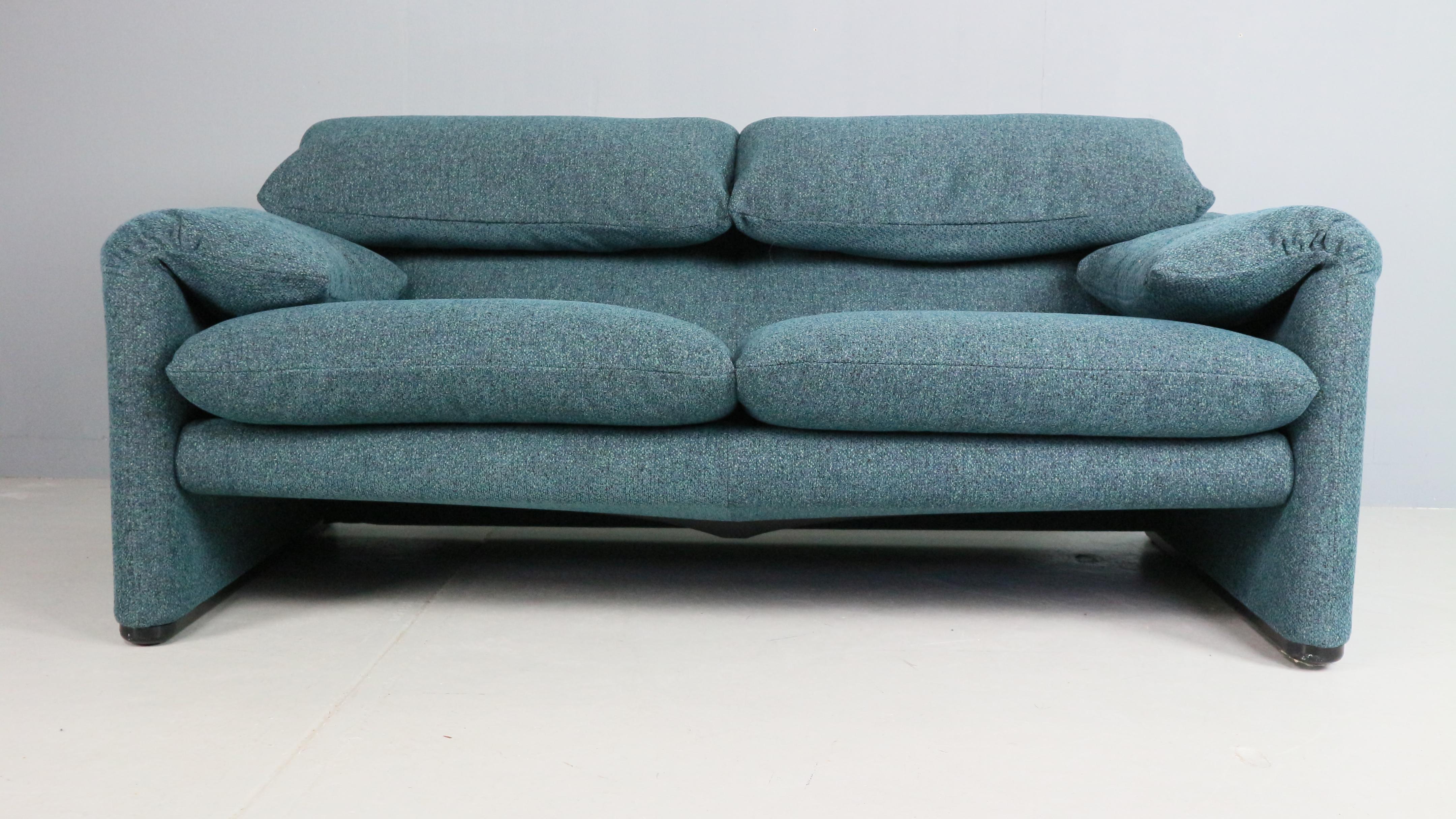 Si lo que buscas es un estilo italiano clásico, ¡no busques más!

Sofá de 2 plazas Maralunga, diseñado en 1973 por Vico Magistretti para Cassina. Este sofá dispone de cojines de respaldo abatibles que se pueden plegar hacia abajo o hacia arriba para