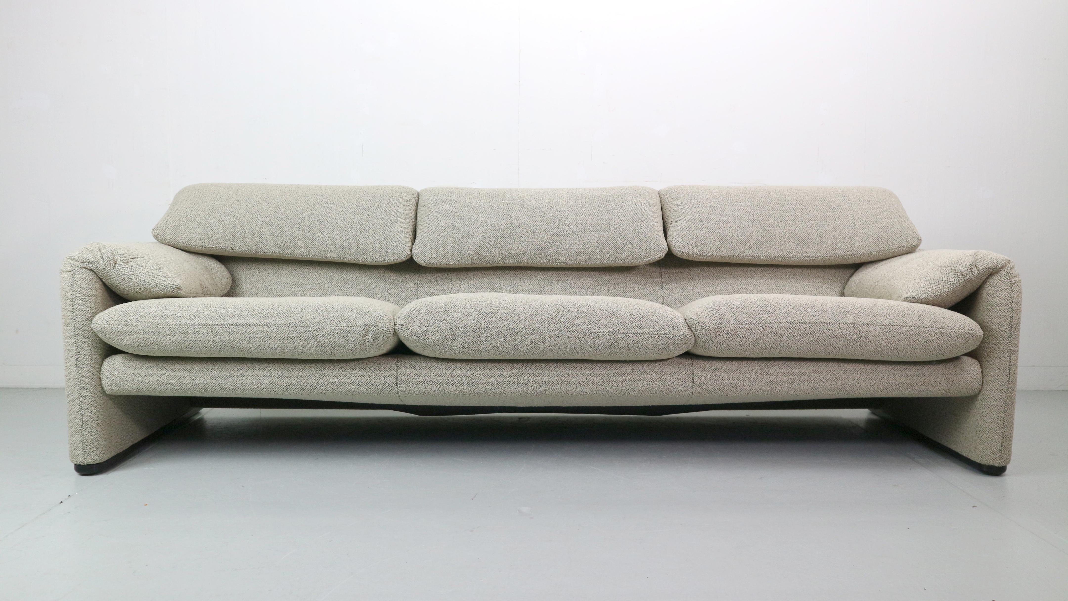 Wenn Sie den klassischen italienischen Stil suchen, sind Sie hier genau richtig!

Maralunga 3-sitziges Sofa, 1973 von Vico Magistretti für Cassina entworfen. Dieses Sofa verfügt über klappbare Rückenkissen, die nach unten oder oben geklappt werden