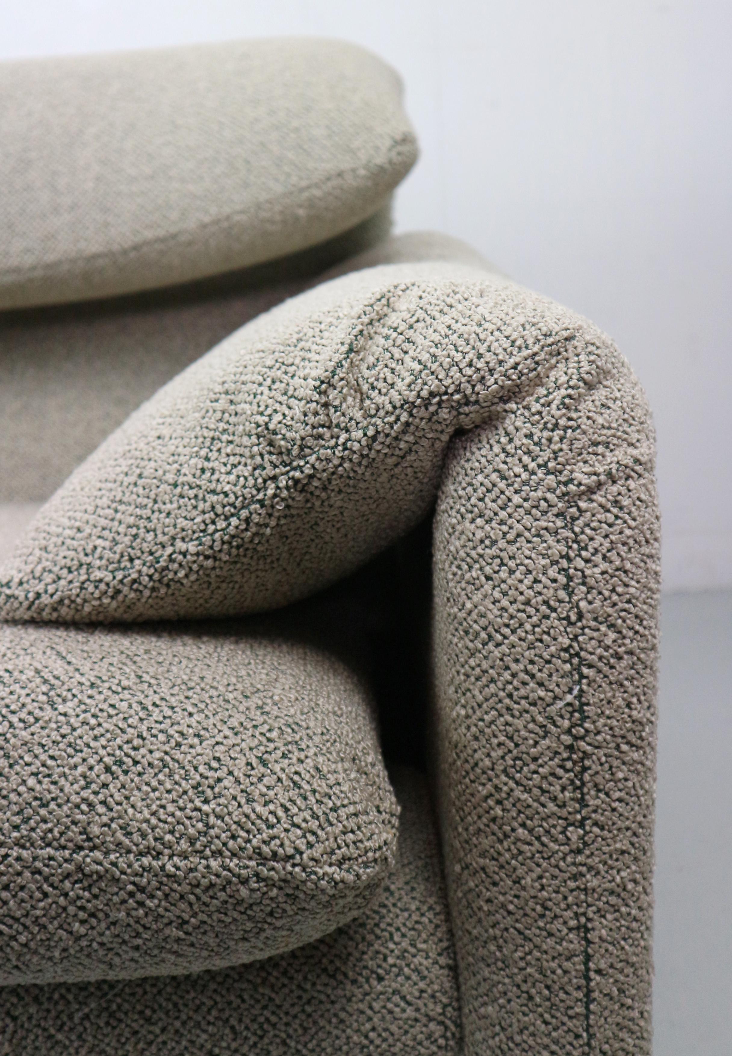 Vico Magistretti „Maralunga“ 3-Sitzer und Fußhocker neu gepolstert für Cassina (Moderne der Mitte des Jahrhunderts) im Angebot