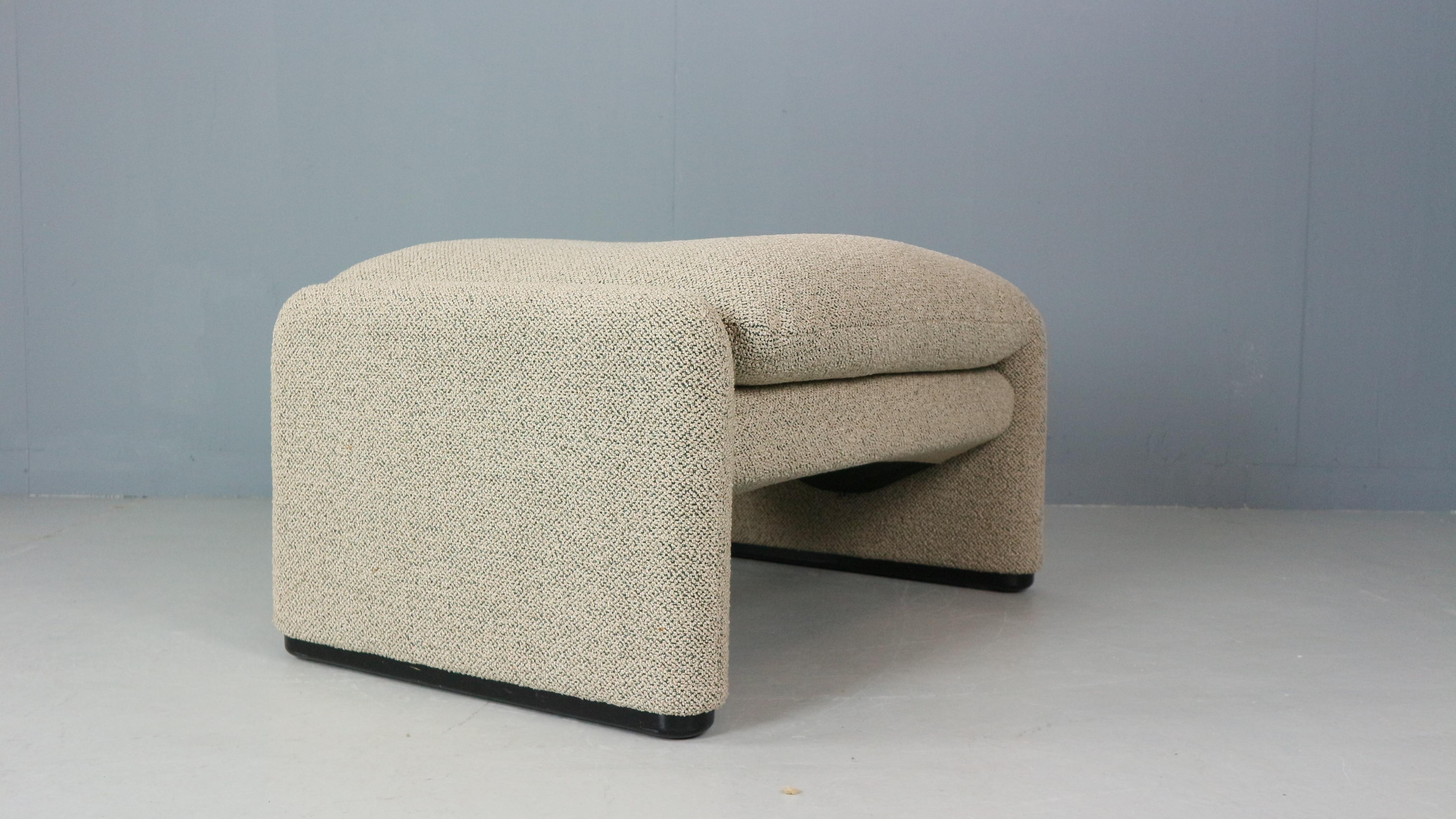 Vico Magistretti „Maralunga“ 3-Sitzer und Fußhocker neu gepolstert für Cassina im Zustand „Gut“ im Angebot in The Hague, NL