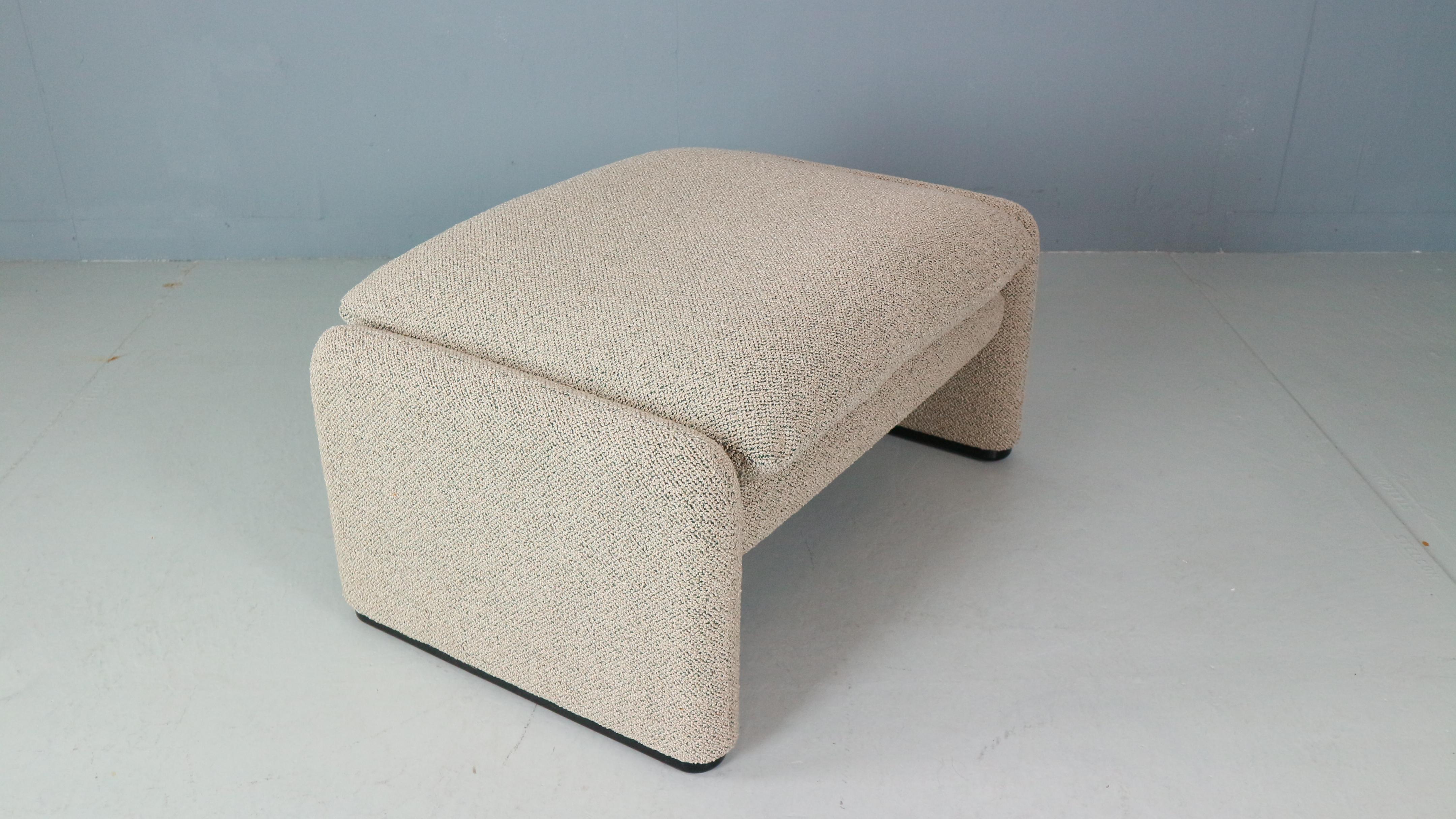 Vico Magistretti „Maralunga“ 3-Sitzer und Fußhocker neu gepolstert für Cassina (Ende des 20. Jahrhunderts) im Angebot