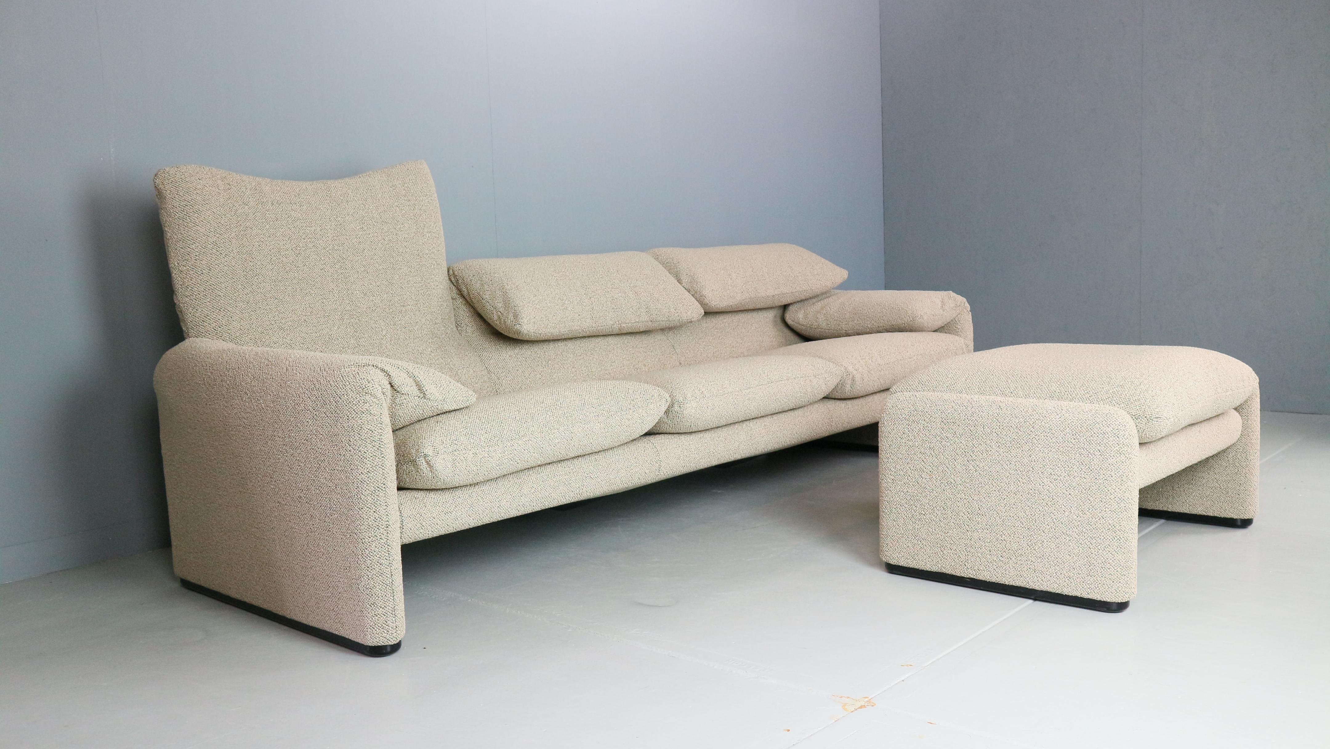 Vico Magistretti „Maralunga“ 3-Sitzer und Fußhocker neu gepolstert für Cassina (Stoff) im Angebot