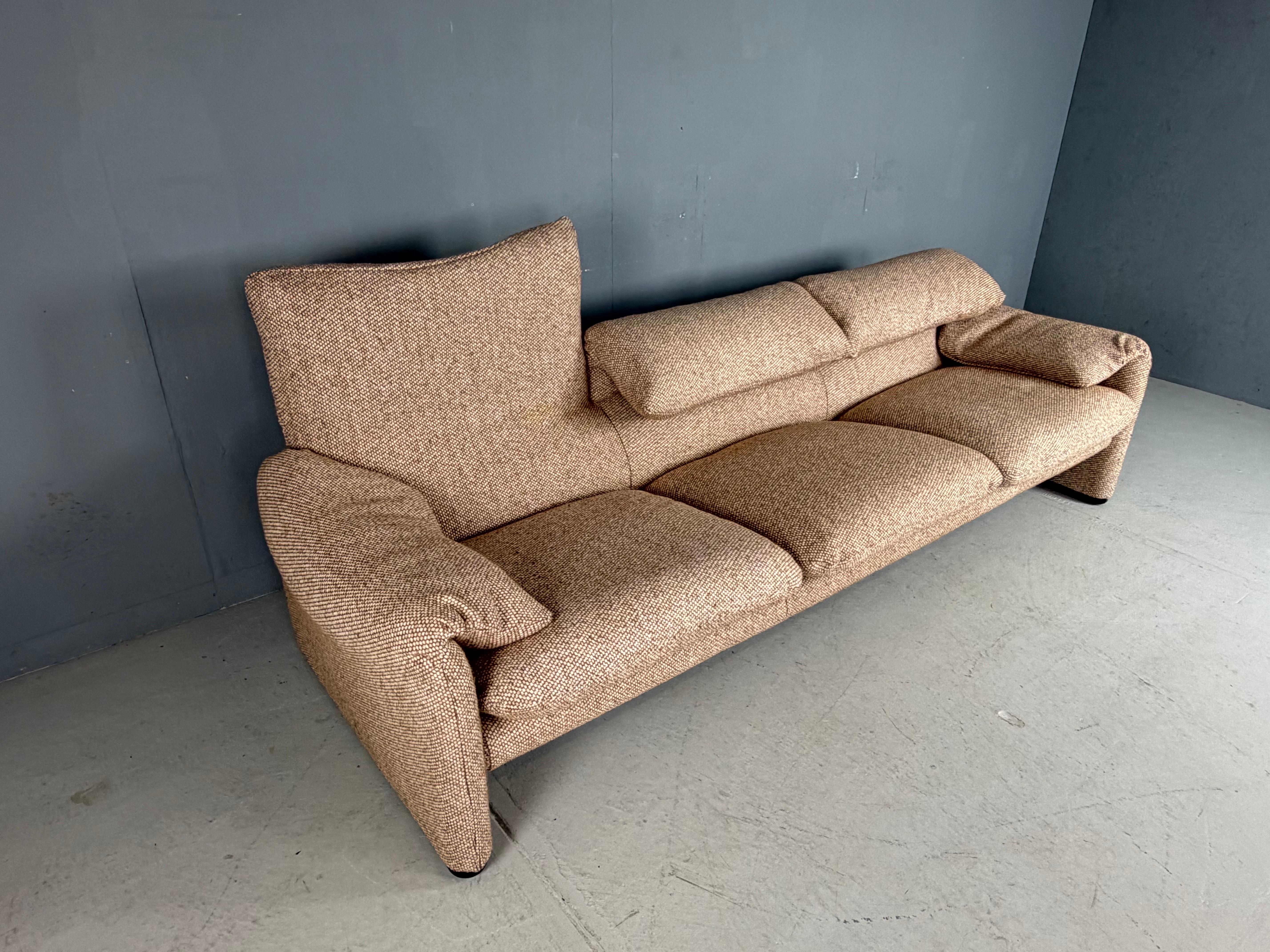Wenn Sie den klassischen italienischen Stil suchen, sind Sie hier genau richtig!

Maralunga 3-sitziges Sofa, 1973 von Vico Magistretti für Cassina entworfen. Dieses Sofa verfügt über klappbare Rückenkissen, die nach unten oder oben geklappt werden