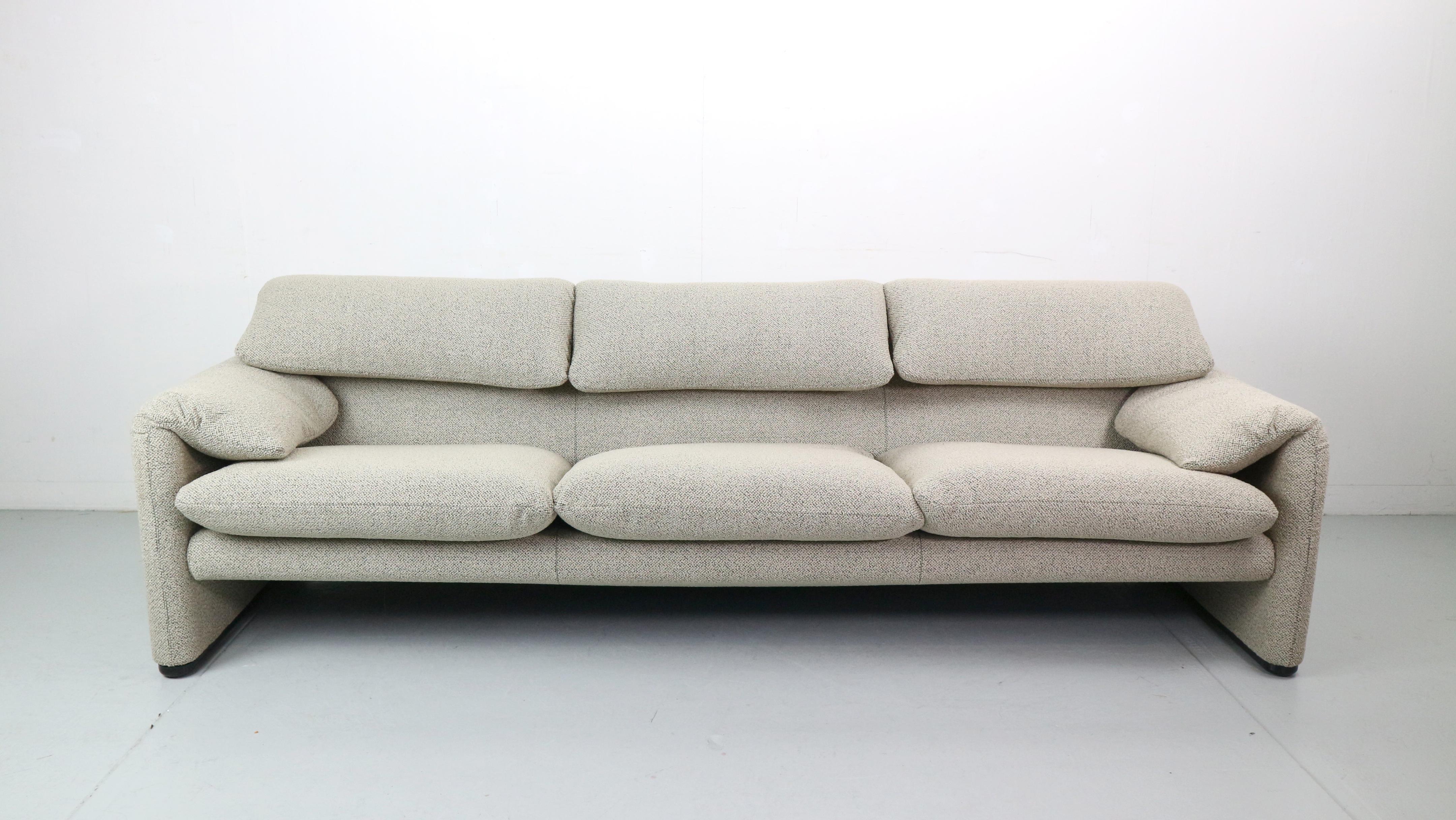 Wenn Sie den klassischen italienischen Stil suchen, sind Sie hier genau richtig!

Maralunga 3-sitziges Sofa, 1973 von Vico Magistretti für Cassina entworfen. Dieses Sofa verfügt über klappbare Rückenkissen, die nach unten oder oben geklappt werden