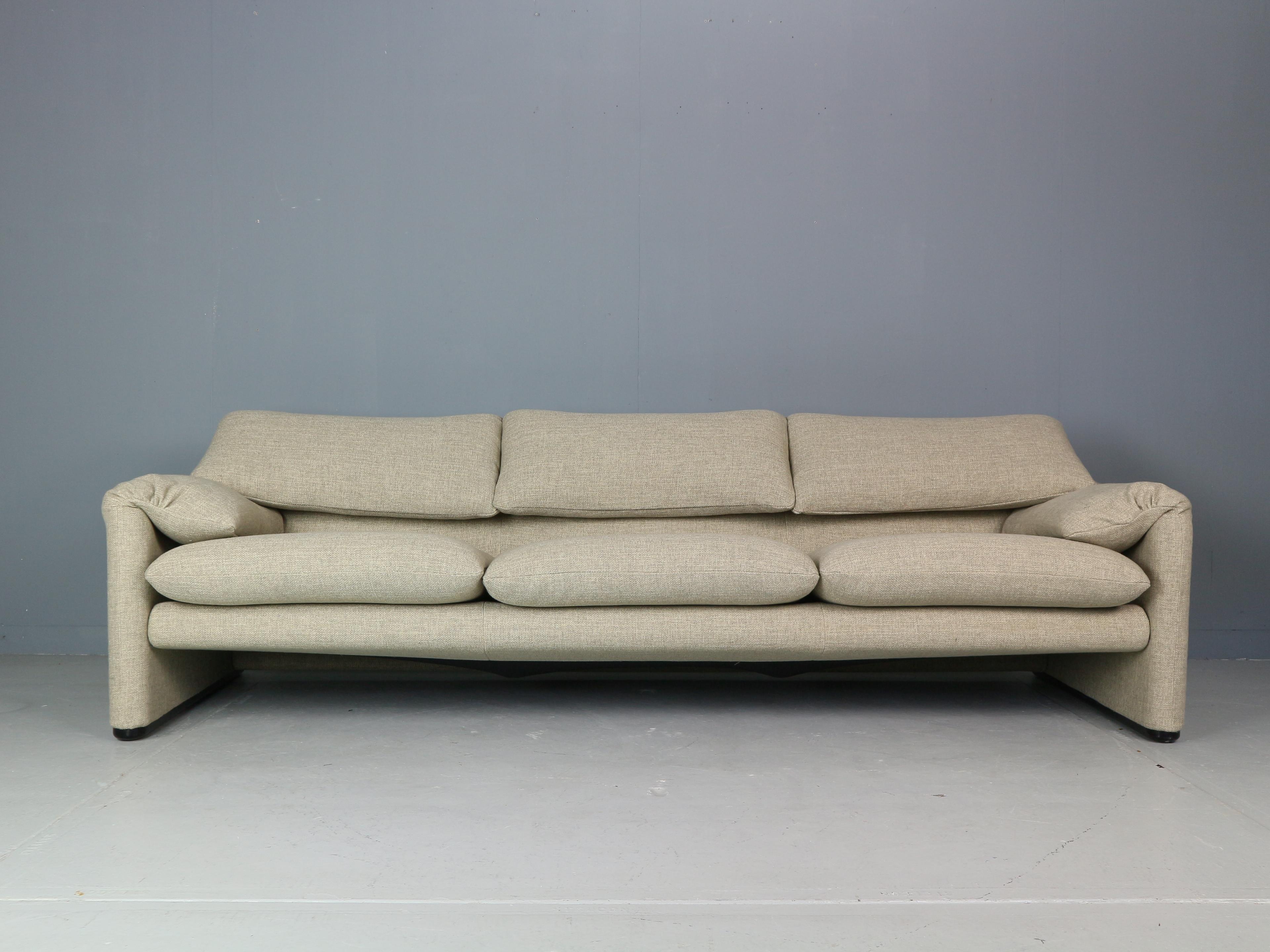 Wenn Sie den klassischen italienischen Stil suchen, sind Sie hier genau richtig!

Maralunga 3-Sitzer Sofa, 1973 von Vico Magistretti für Cassina entworfen. Dieses Sofa verfügt über klappbare Rückenkissen, die nach unten oder oben geklappt werden