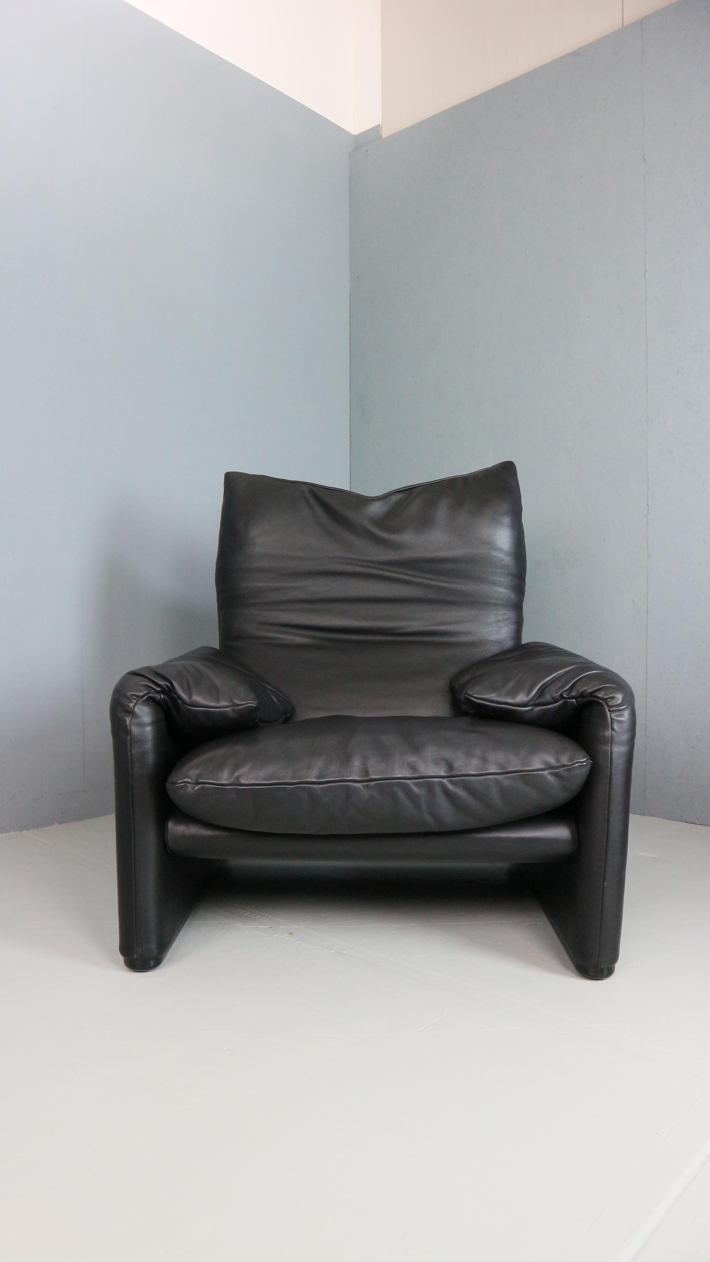 Maralunga lounge chair with the defining adjustable head rest designed by Vico Magistretti for Cassina. Original black leather. The Maralunga was originally designed in the 1973 and this example was produced by Cassina circa 1980s.

The chair