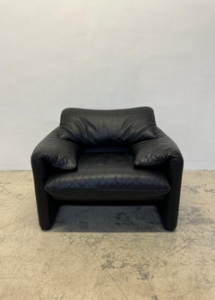 Vico Magistretti Maralunga, sedia da salotto in pelle nera per Cassina, anni '80