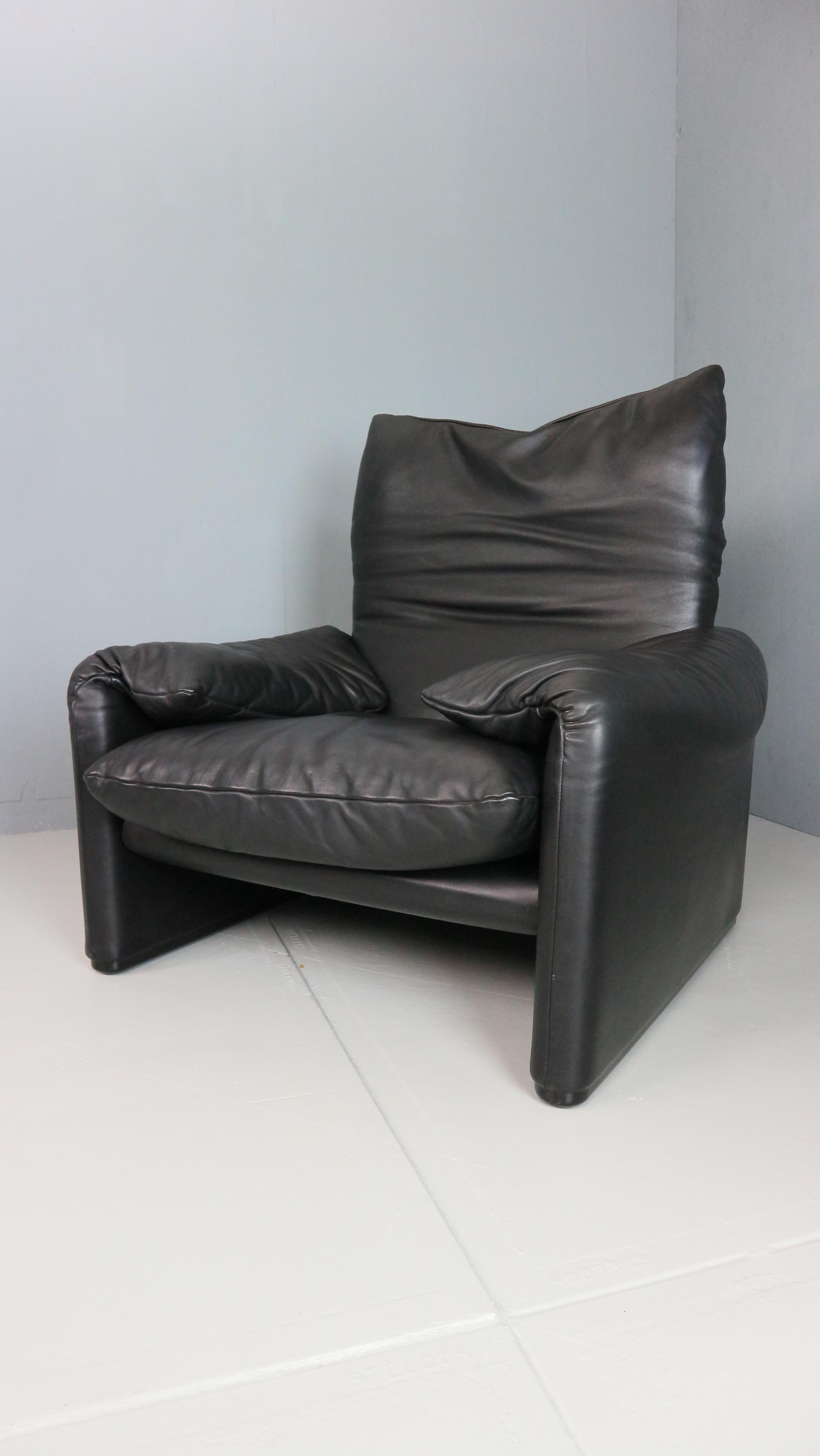 Mid-Century Modern Vico Magistretti Maralunga Black Leather Lounge Chair for Cassina, 1980s For Sale