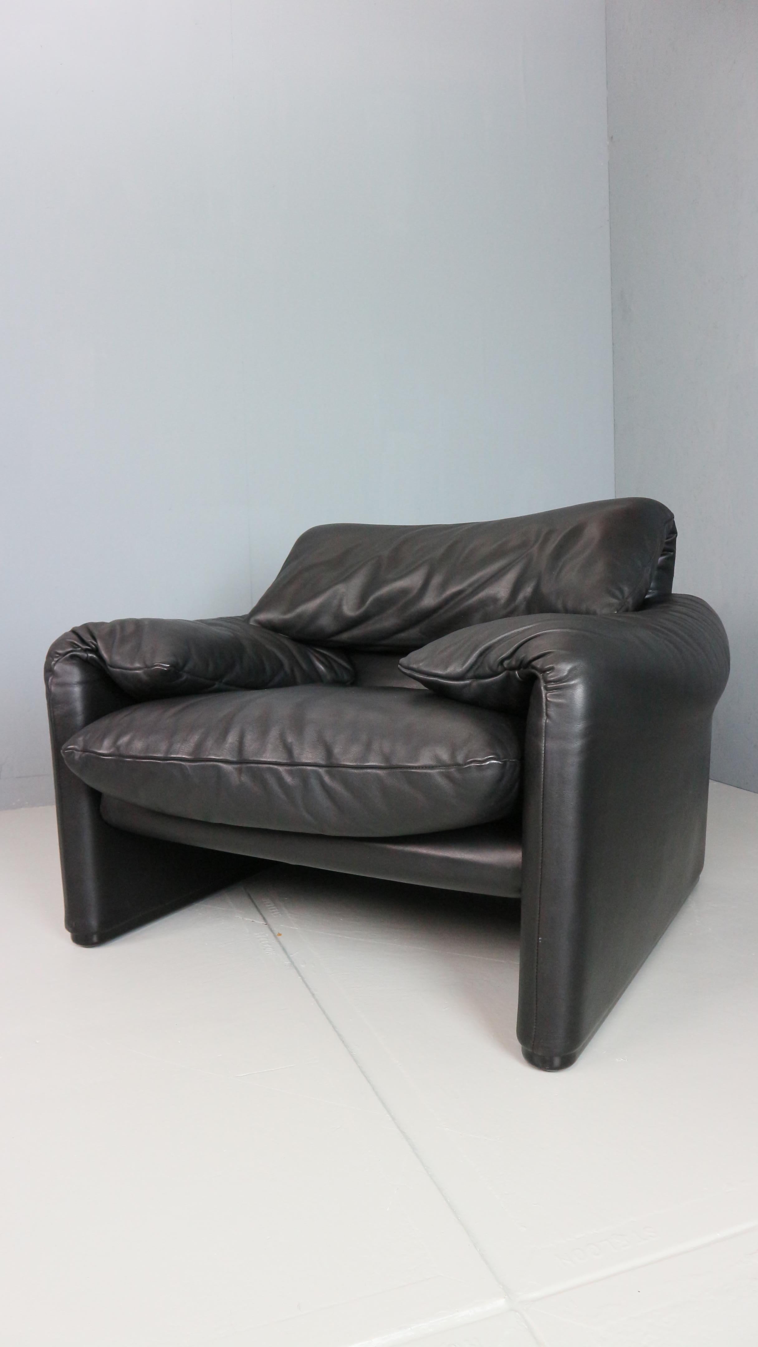 Italian Vico Magistretti Maralunga Black Leather Lounge Chair for Cassina, 1980s For Sale