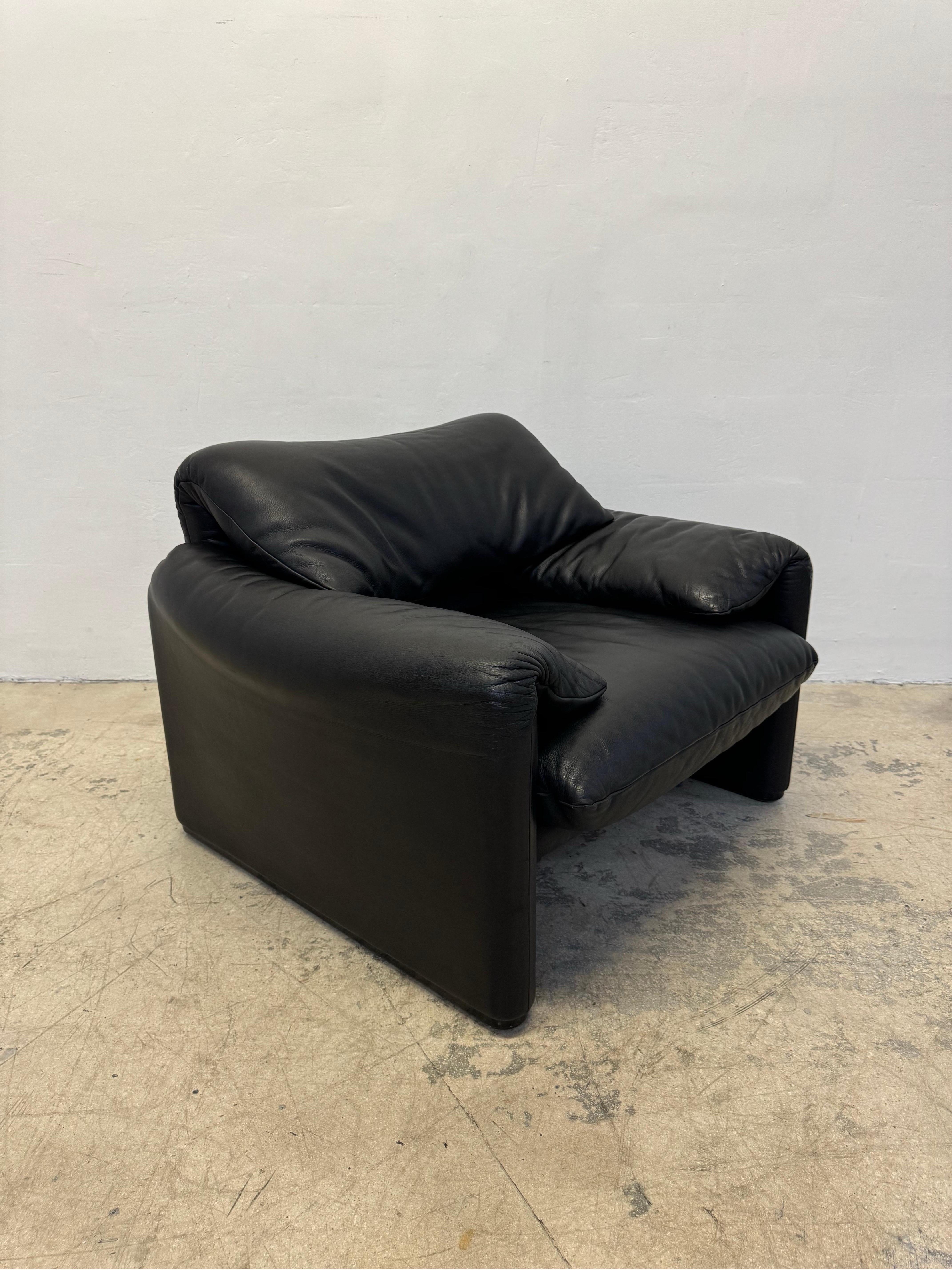 Mid-Century Modern Vico Magistretti Maralunga Black Leather Lounge Chair for Cassina, 1980s For Sale