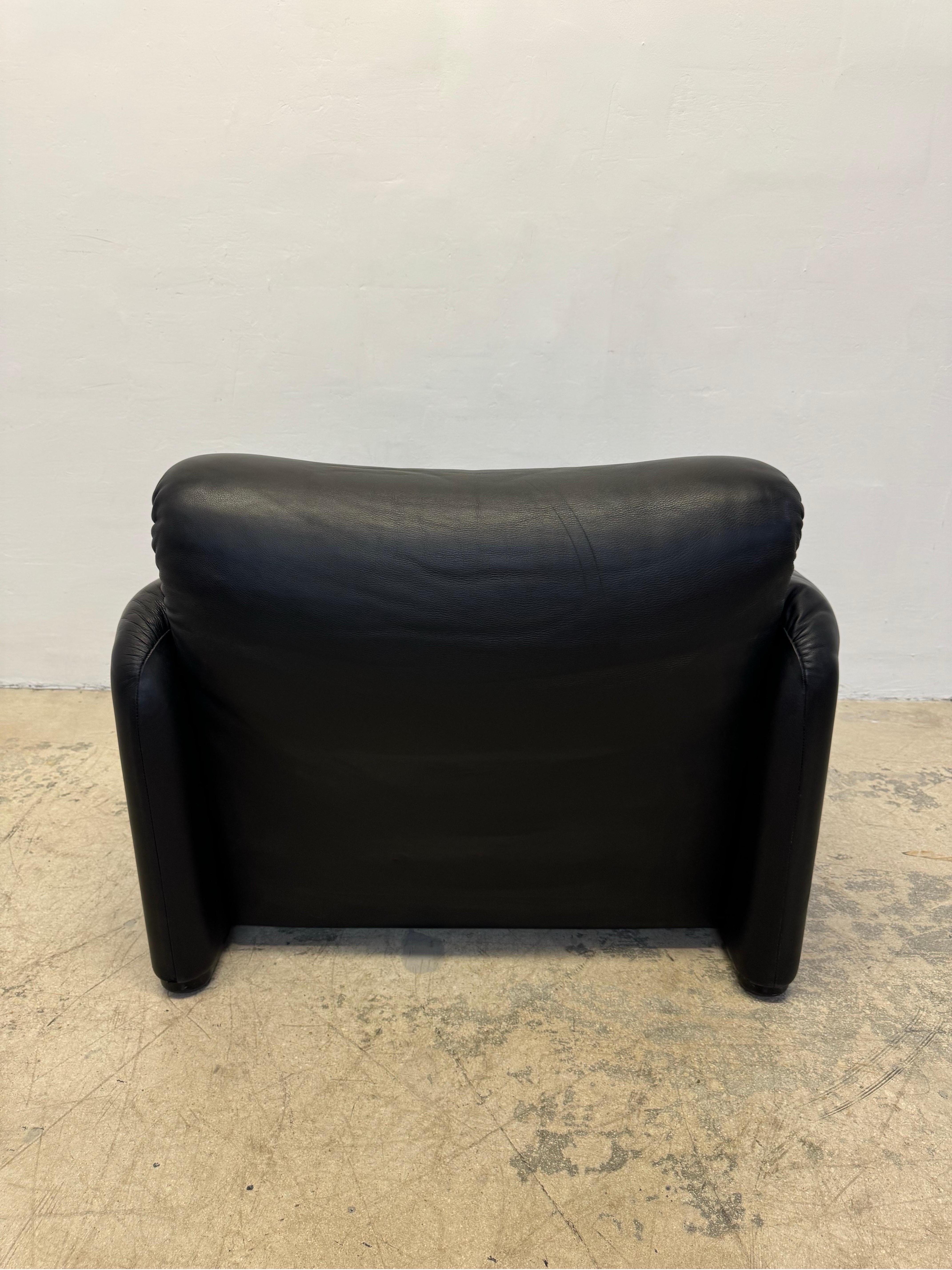 Italian Vico Magistretti Maralunga Black Leather Lounge Chair for Cassina, 1980s For Sale