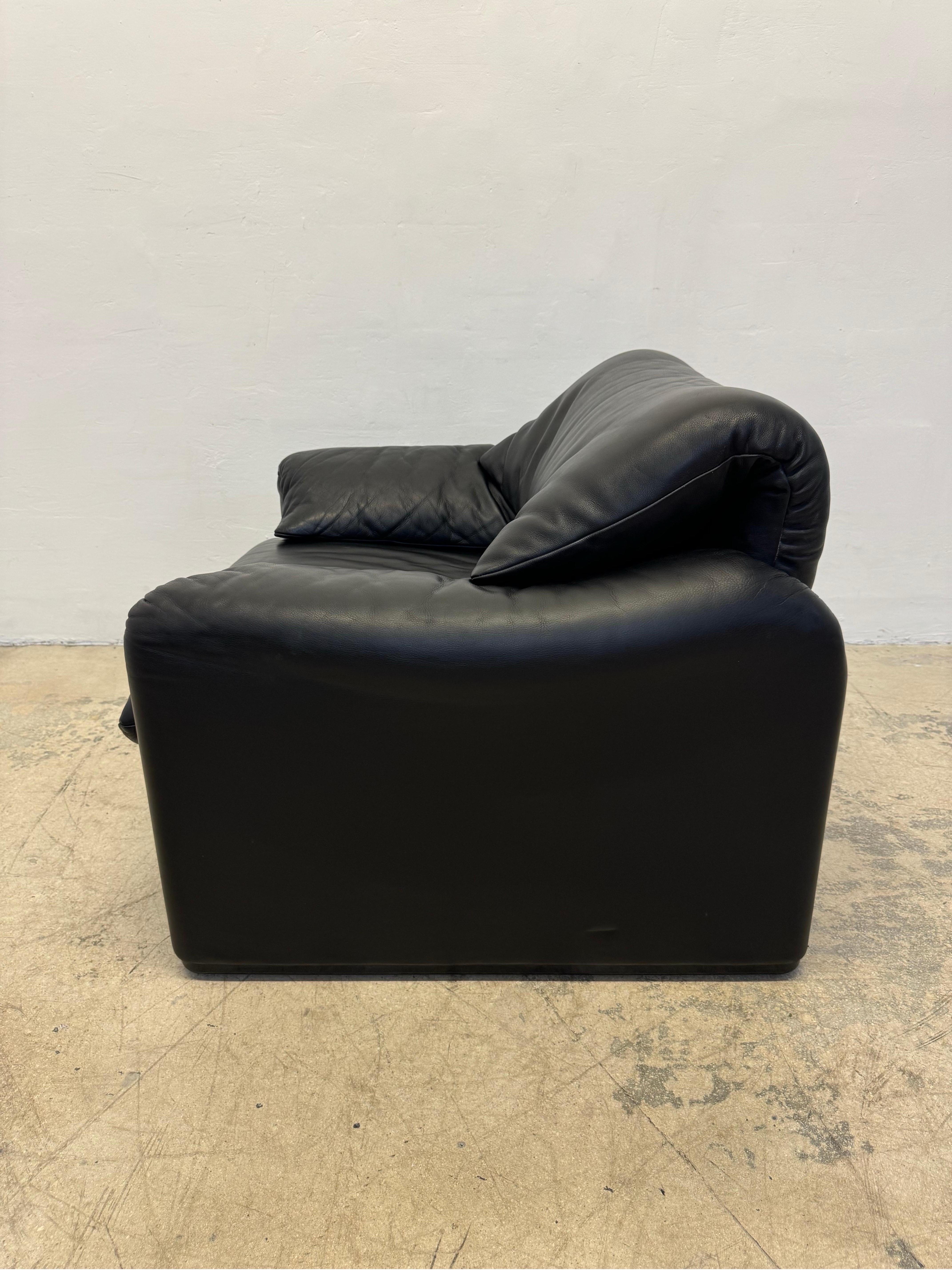 Vico Magistretti Maralunga Black Leather Lounge Chair for Cassina, 1980s In Good Condition For Sale In Miami, FL