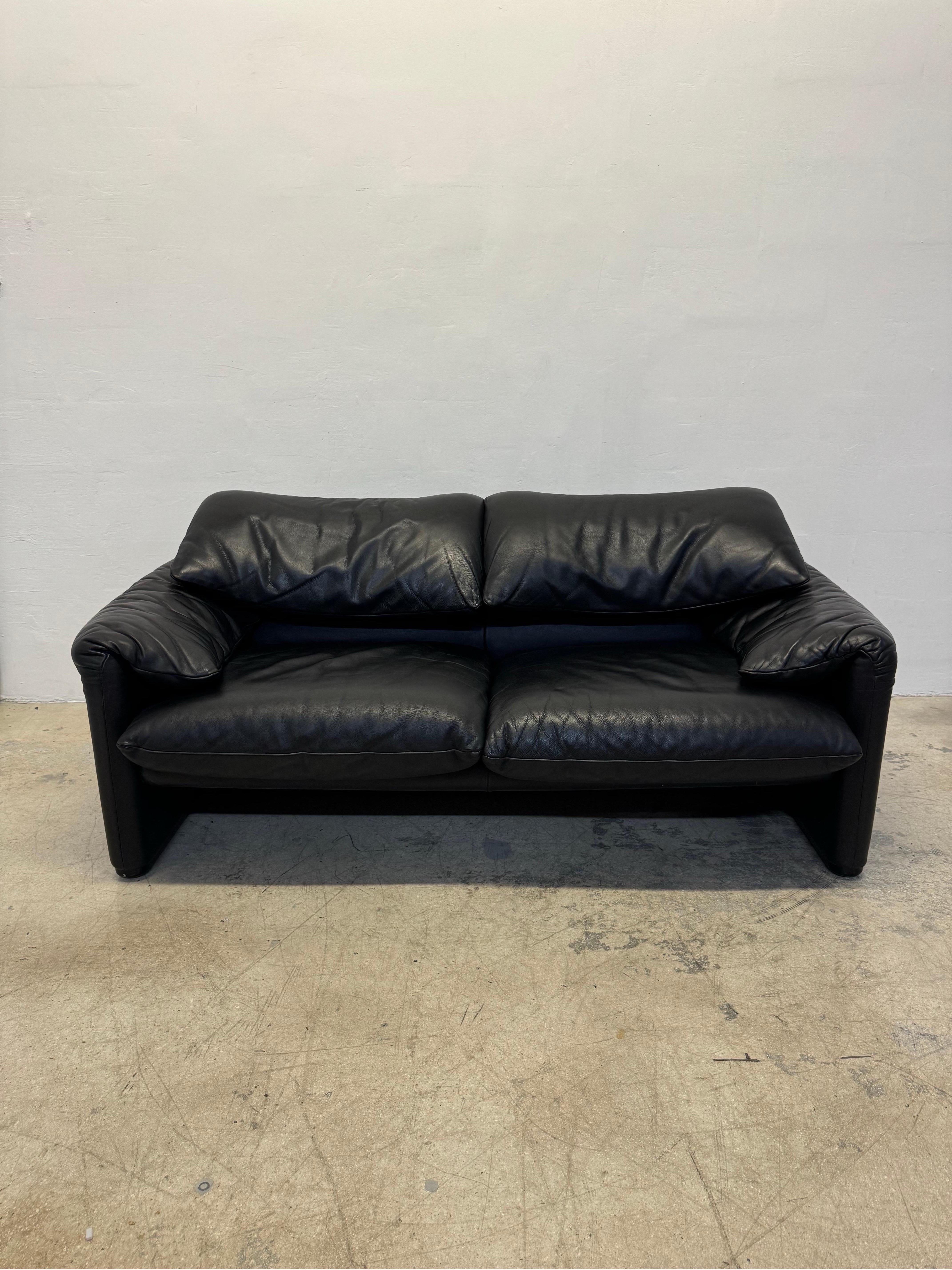 Maralunga two-seat sofa / loveseat with the defining adjustable head rests designed by Vico Magistretti for Cassina. Original black leather. The Maralunga was originally designed in the 1973 and this example was produced by Cassina circa 1980s.

See